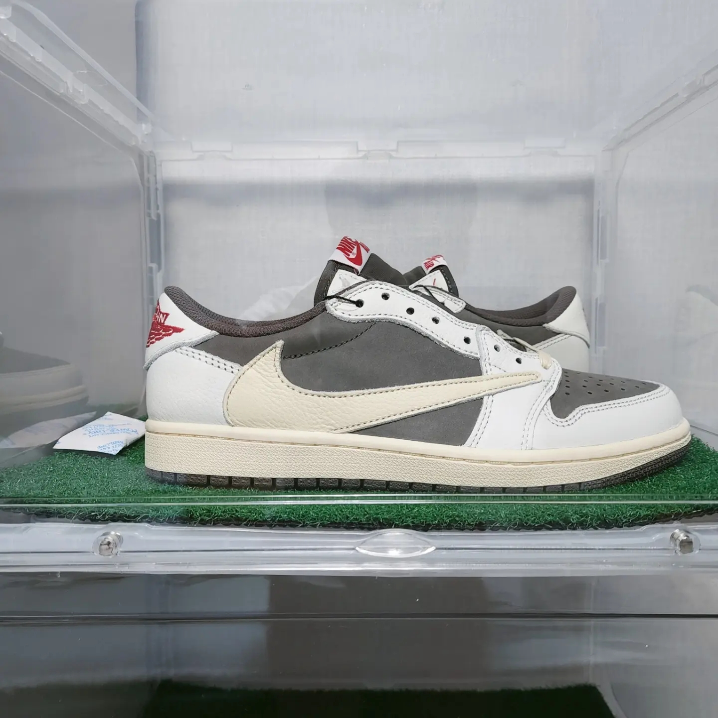 Jordan 1 x Travis Scott Retro Low OG SP Sail and Ridgerock 착용 스타일 - 2