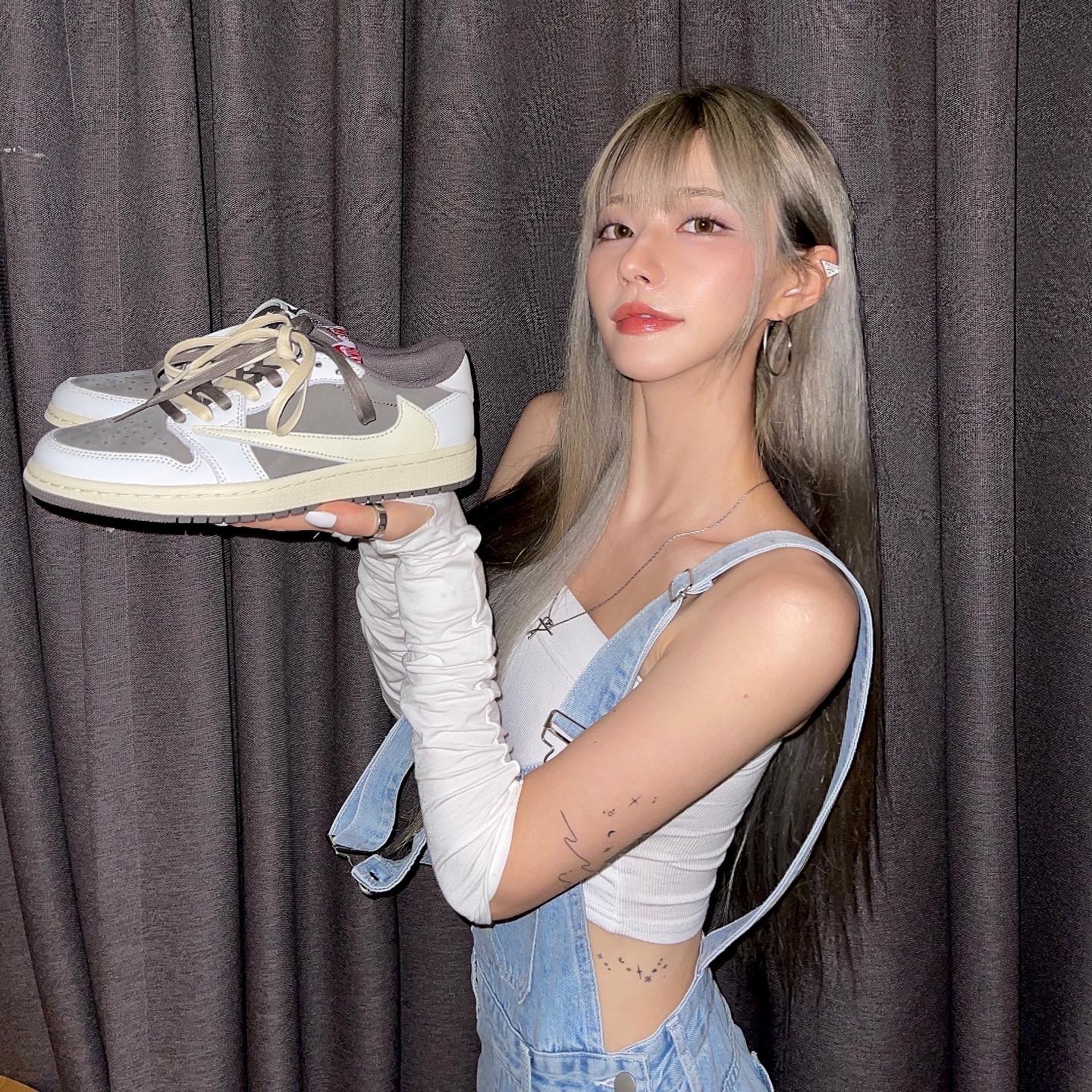 Jordan 1 x Travis Scott Retro Low OG SP Sail and Ridgerock 착용 스타일 - 1