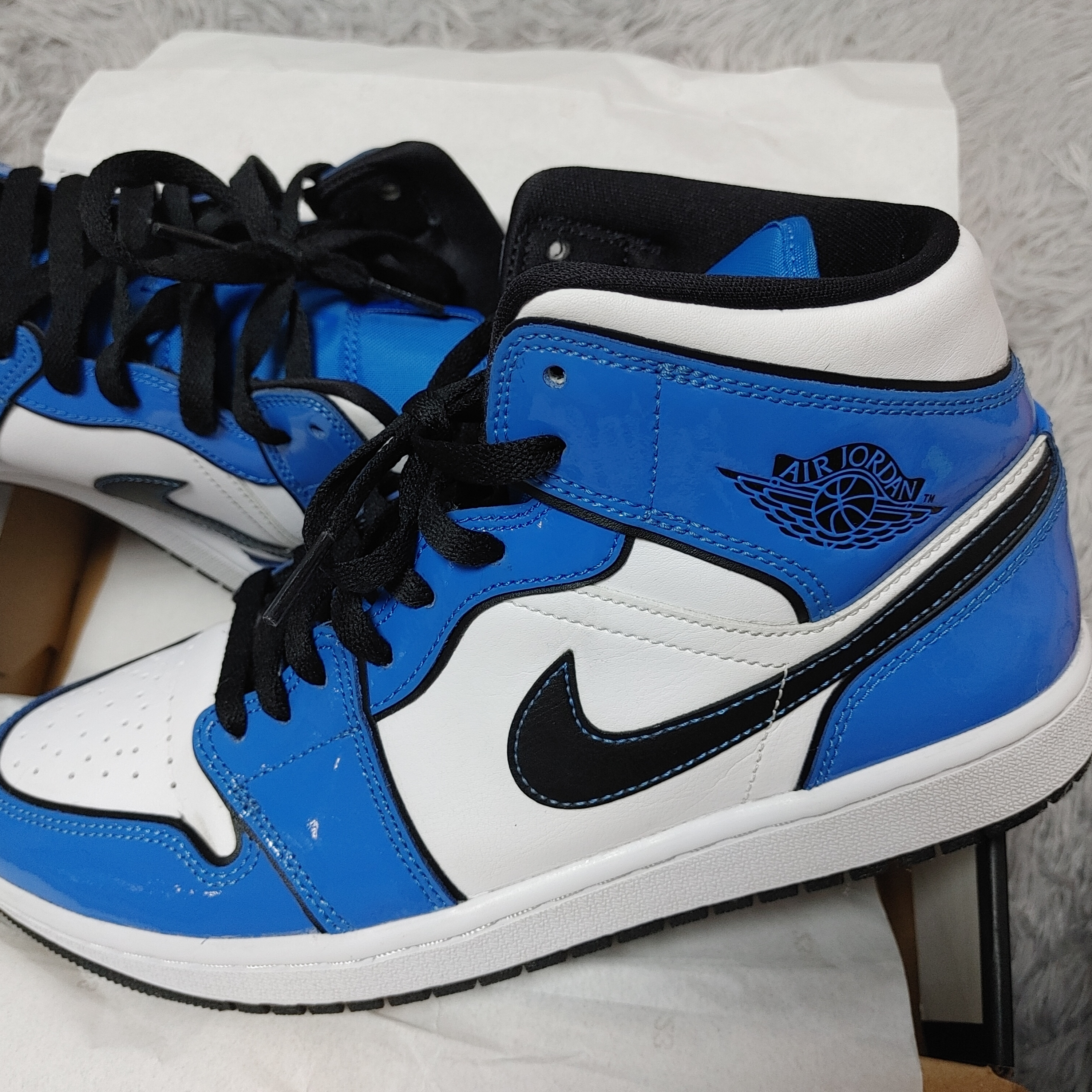 Jordan 1 Mid SE Signal Blue 착용 스타일