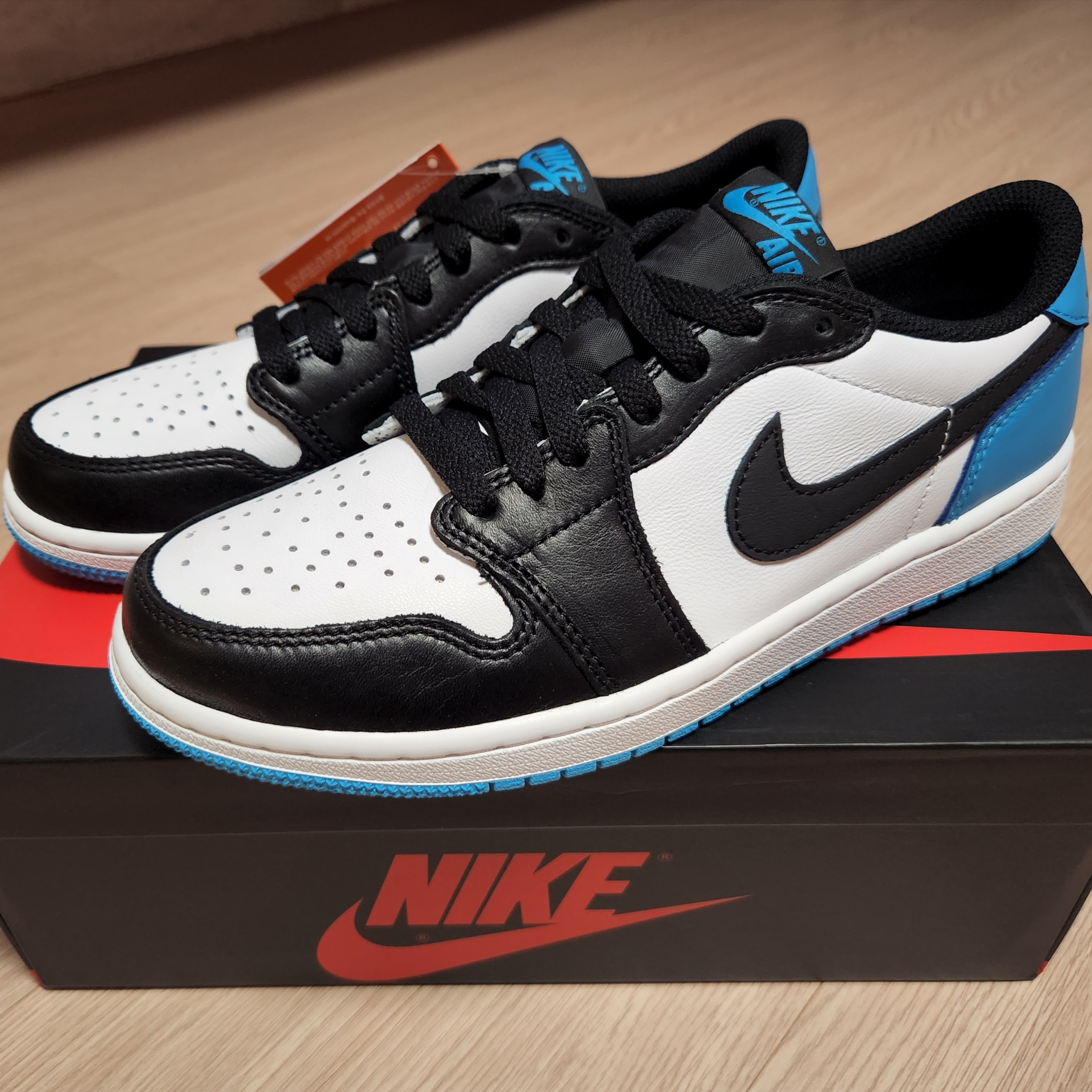 Jordan 1 Retro Low OG Black and Dark Powder Blue 착용 스타일