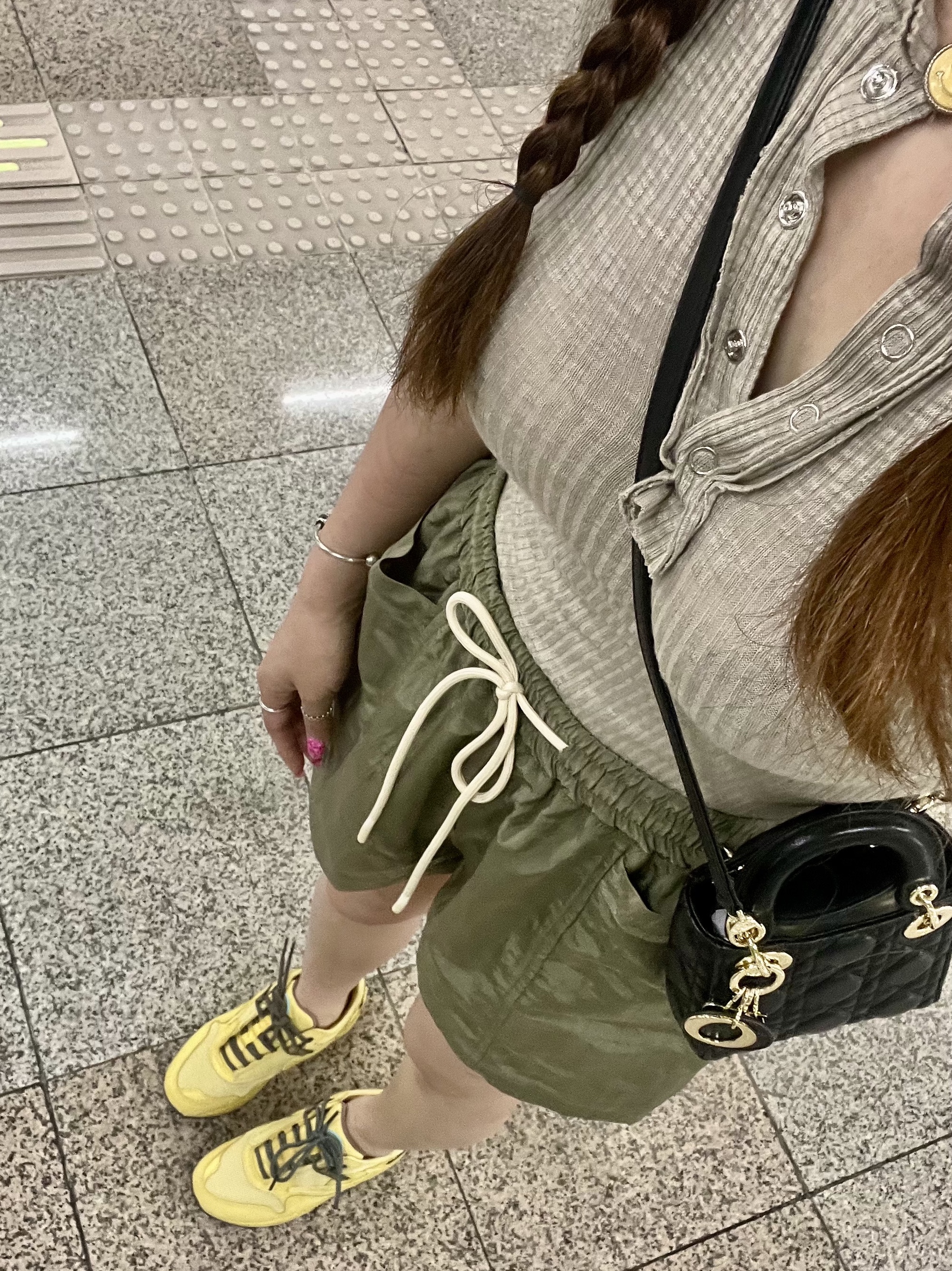 Nike x Travis Scott Air Max 1 Cact.us Gold, Dior Micro Lady Bag Cannage Lambskin Black Gold 착용 스타일 - 2