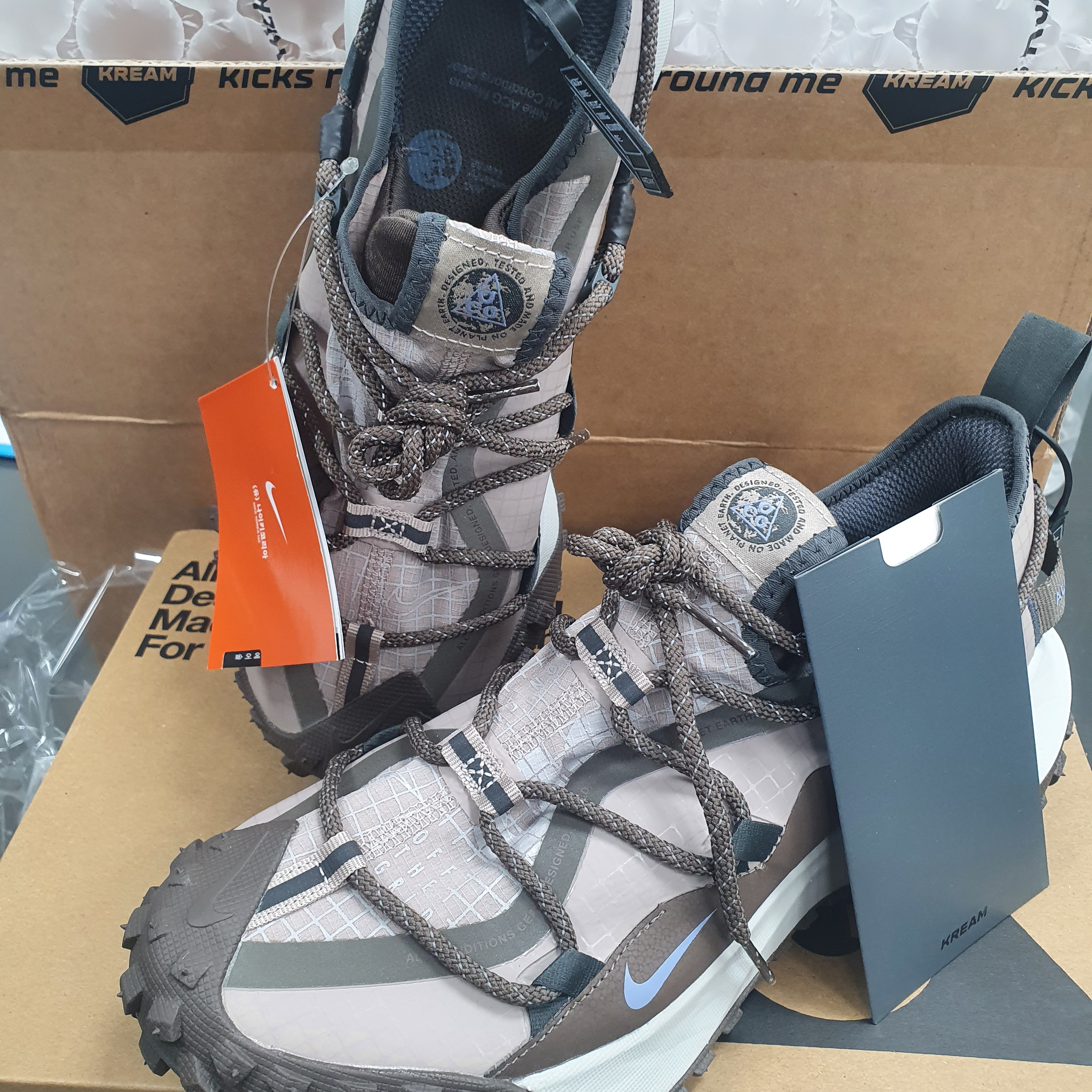 Nike ACG Mountain Fly Low Ironstone 착용 스타일 - 1