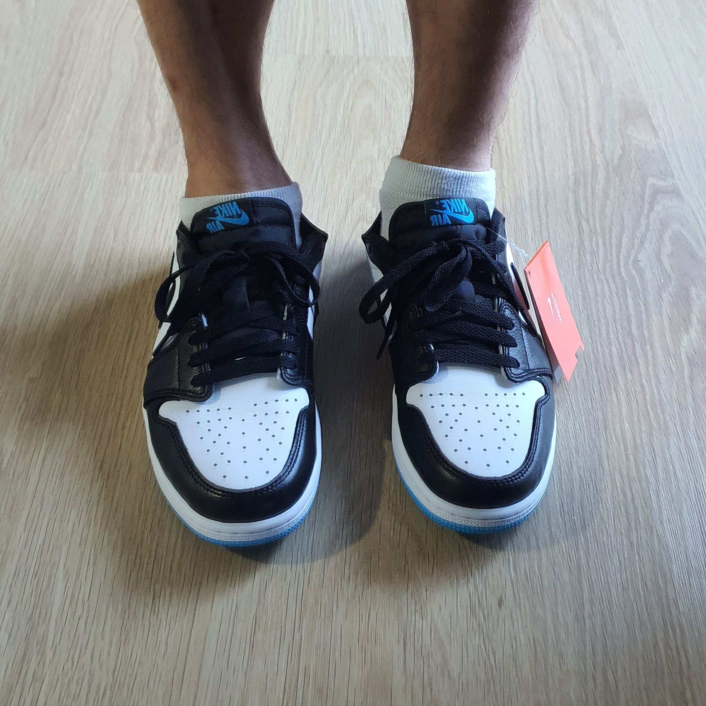 Jordan 1 Retro Low OG Black and Dark Powder Blue 착용 스타일 - 2