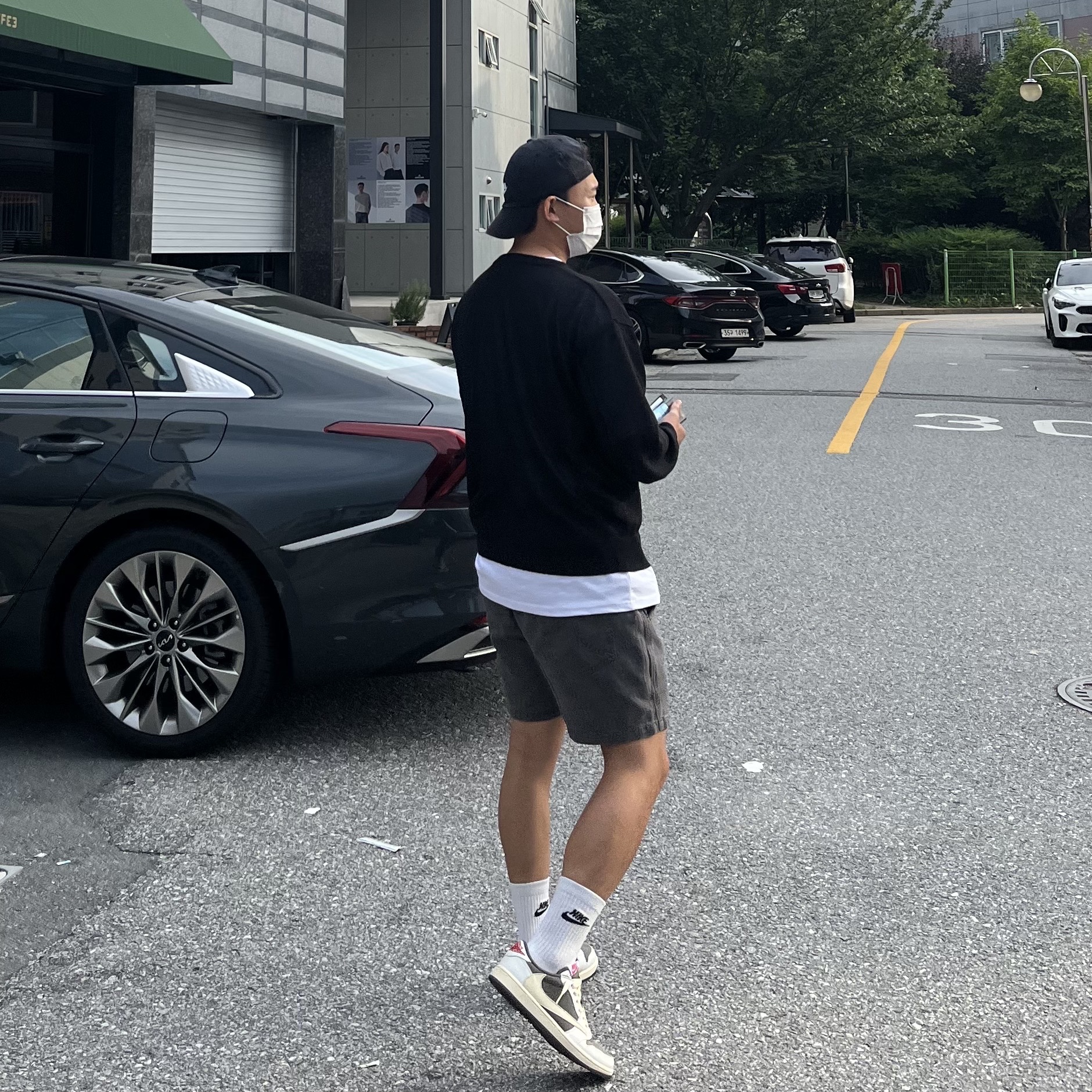 Jordan 1 x Travis Scott Retro Low OG SP Sail and Ridgerock 착용 스타일 - 1