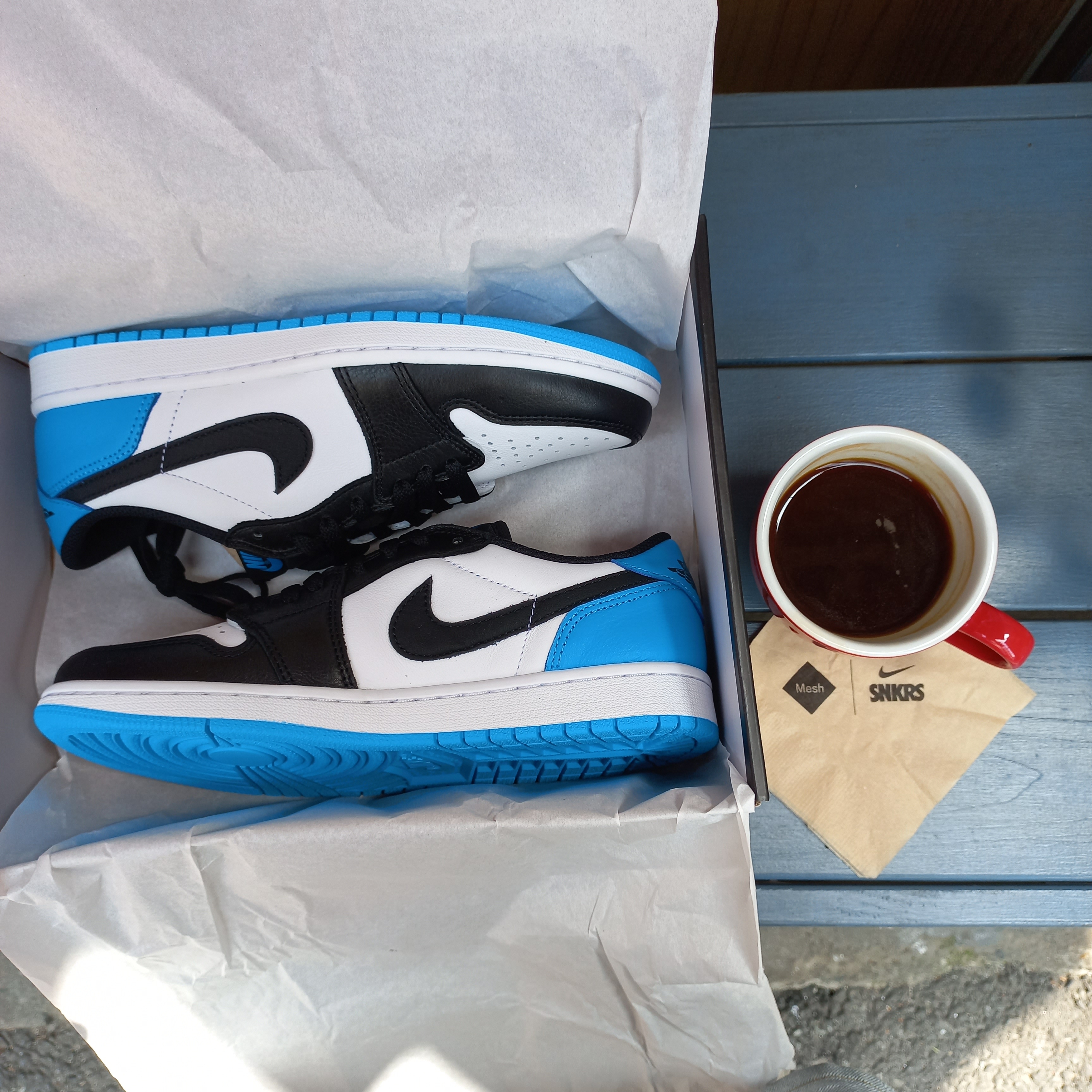 Jordan 1 Retro Low OG Black and Dark Powder Blue 착용 스타일 - 1