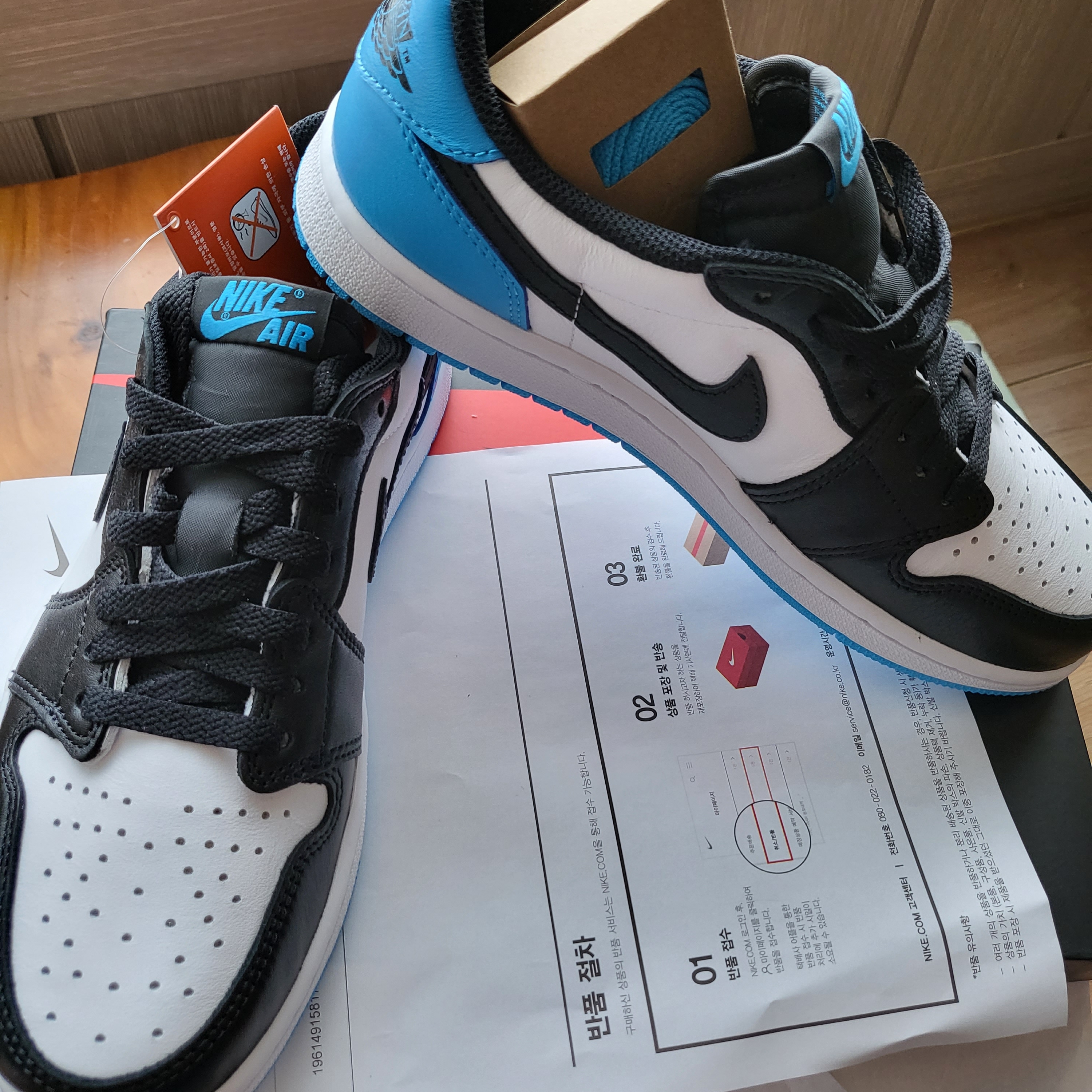 Jordan 1 Retro Low OG Black and Dark Powder Blue 착용 스타일 - 2