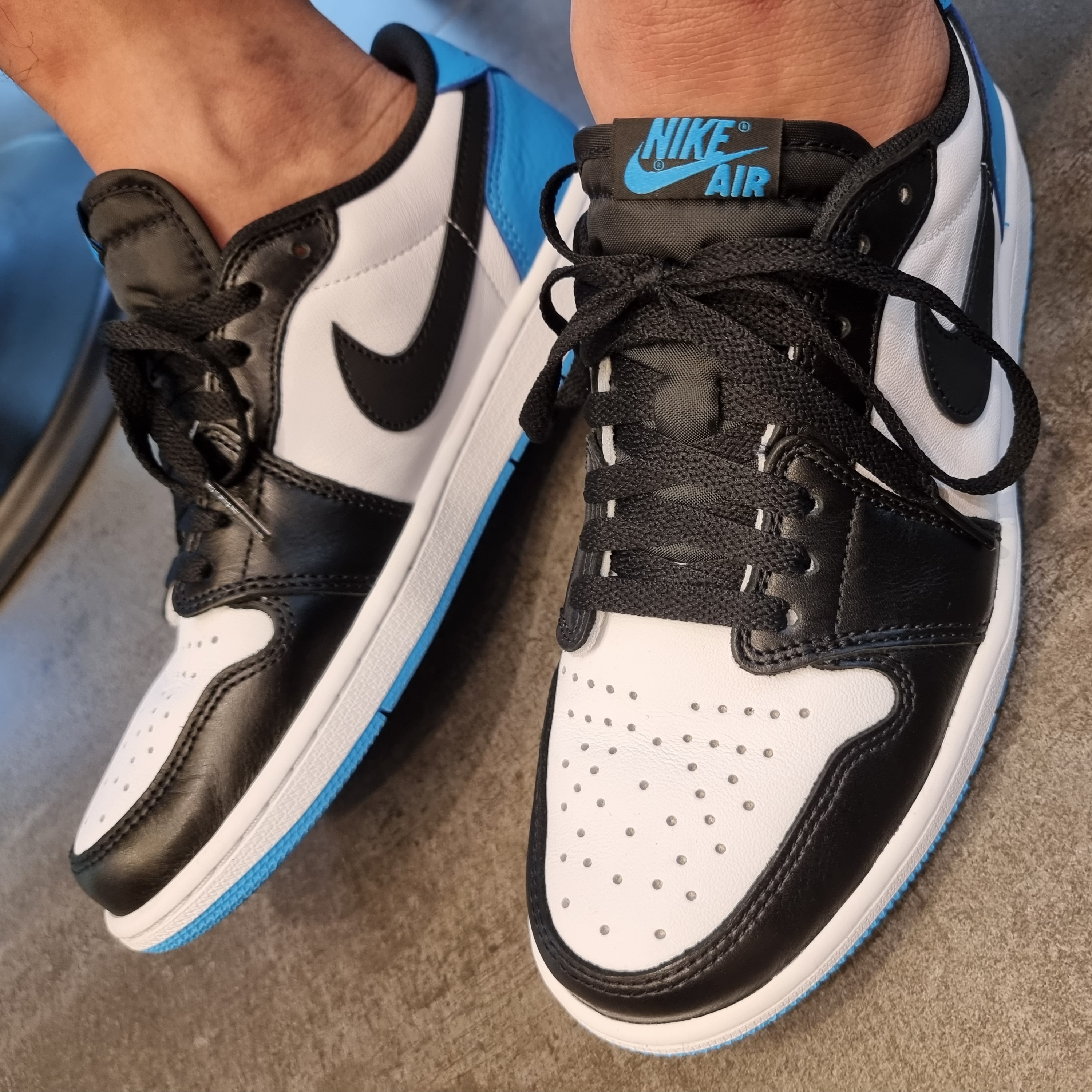 Jordan 1 Retro Low OG Black and Dark Powder Blue 착용 스타일
