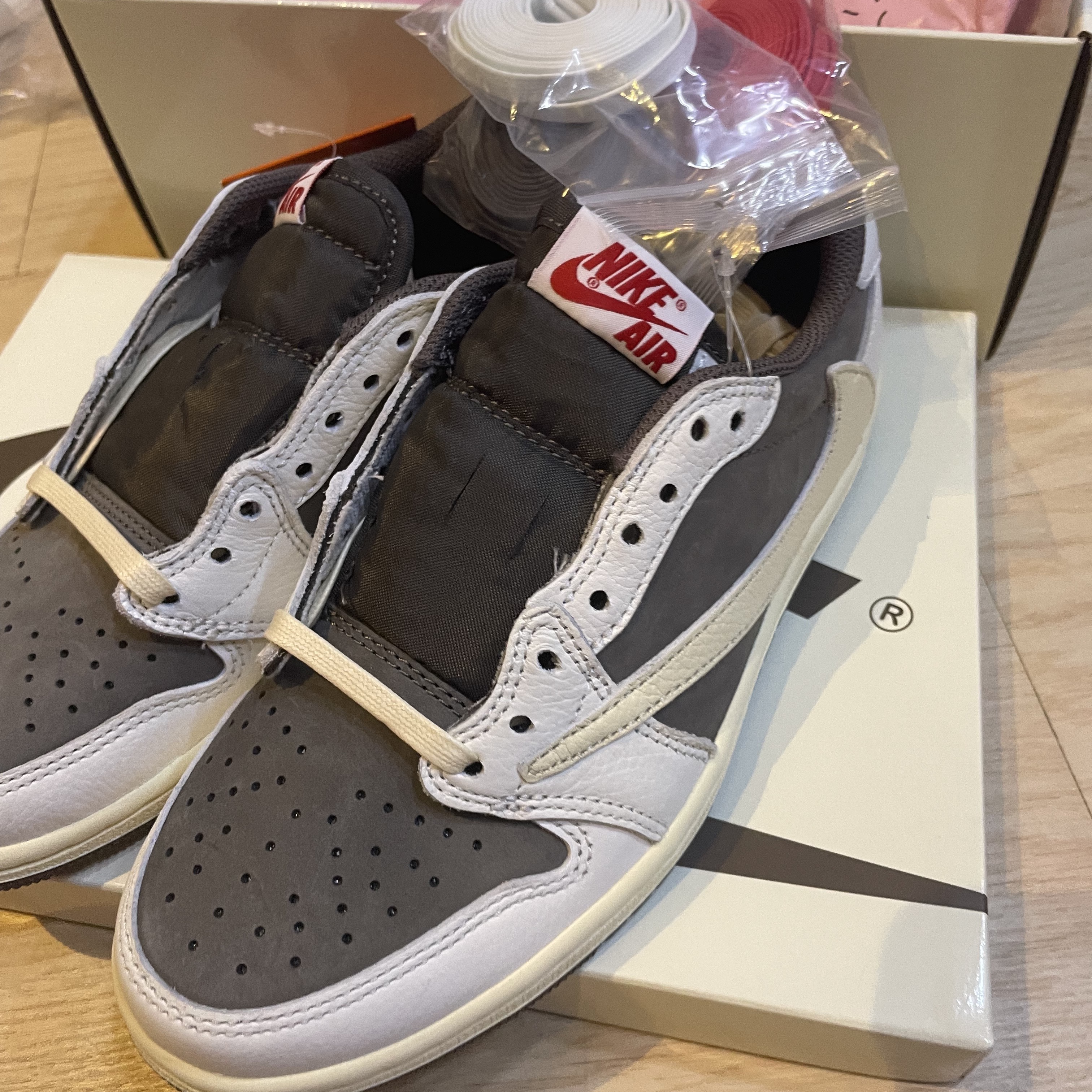 Jordan 1 x Travis Scott Retro Low OG SP Sail and Ridgerock 착용 스타일 - 1