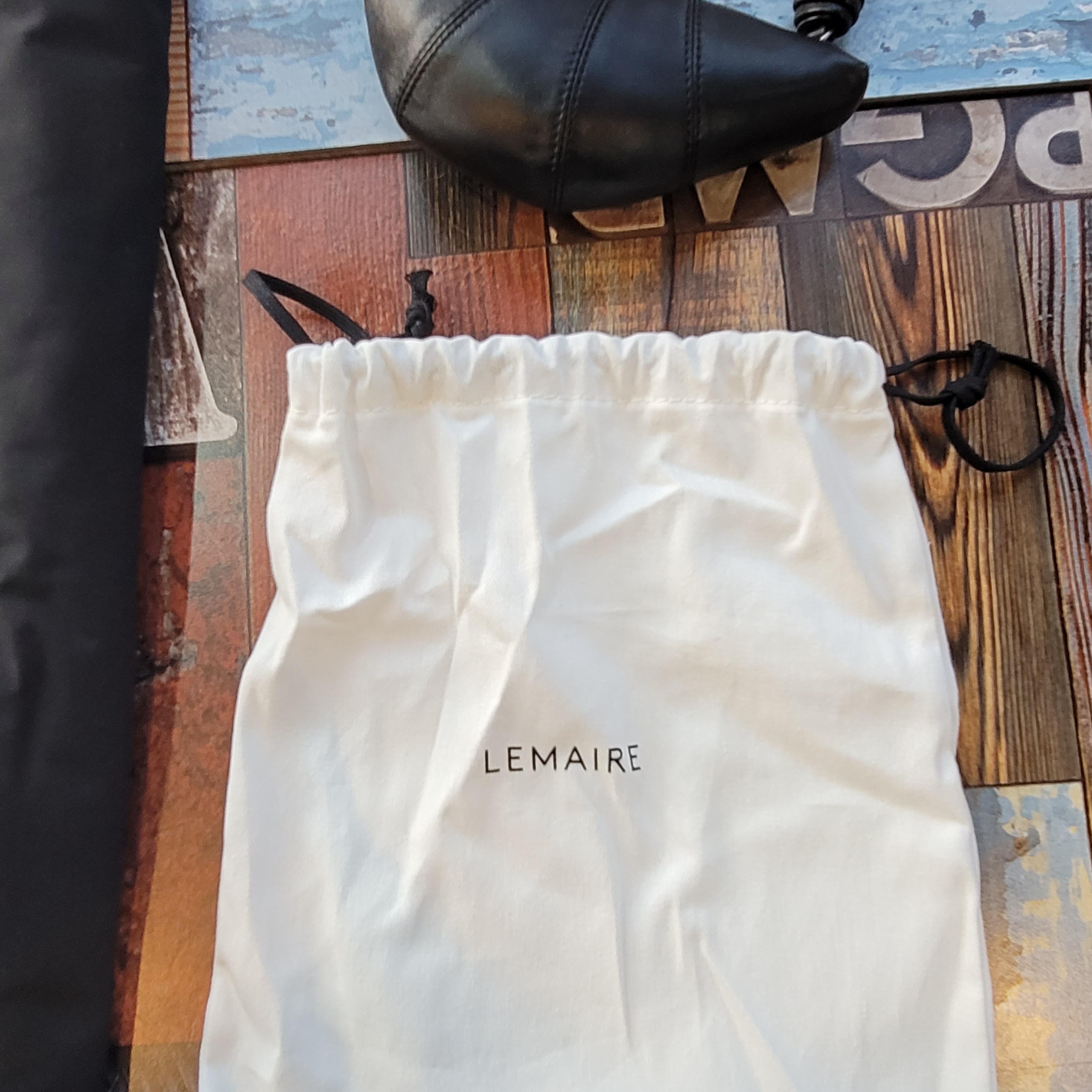 Yeezy Gap Engineered By Balenciaga Snake Bag Black, Lemaire Croissant Coin Purse Soft Nappa Leather Black 착용 스타일 - 2