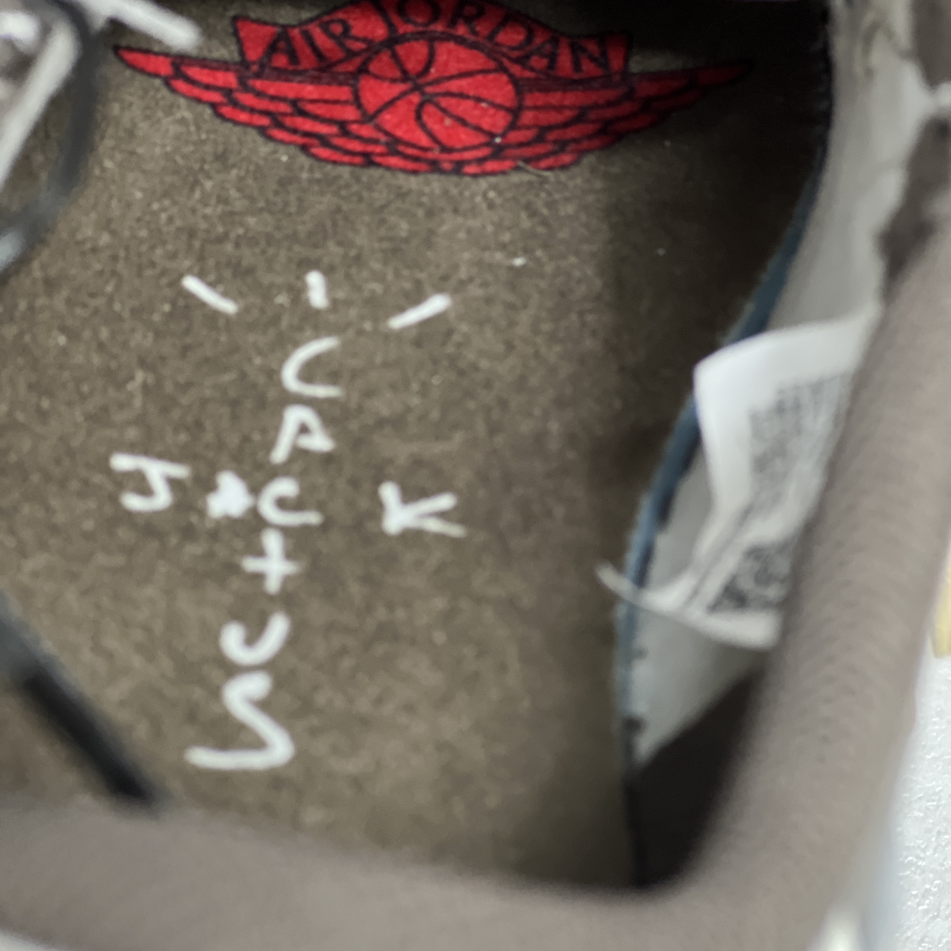 Jordan 1 x Travis Scott Retro Low OG SP Sail and Ridgerock 착용 스타일 - 2