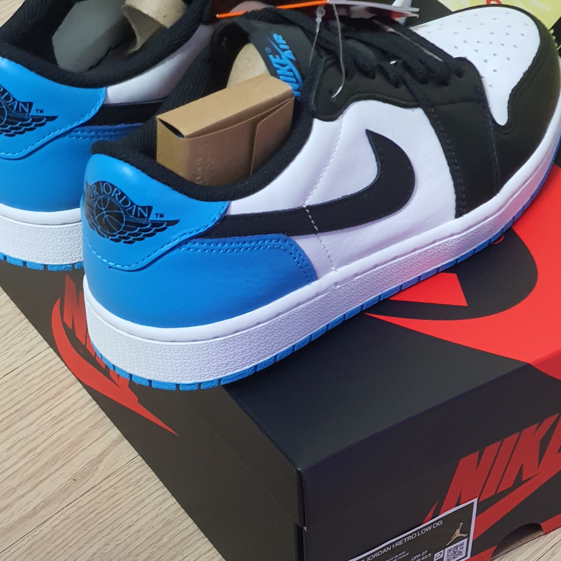 Jordan 1 Retro Low OG Black and Dark Powder Blue 착용 스타일