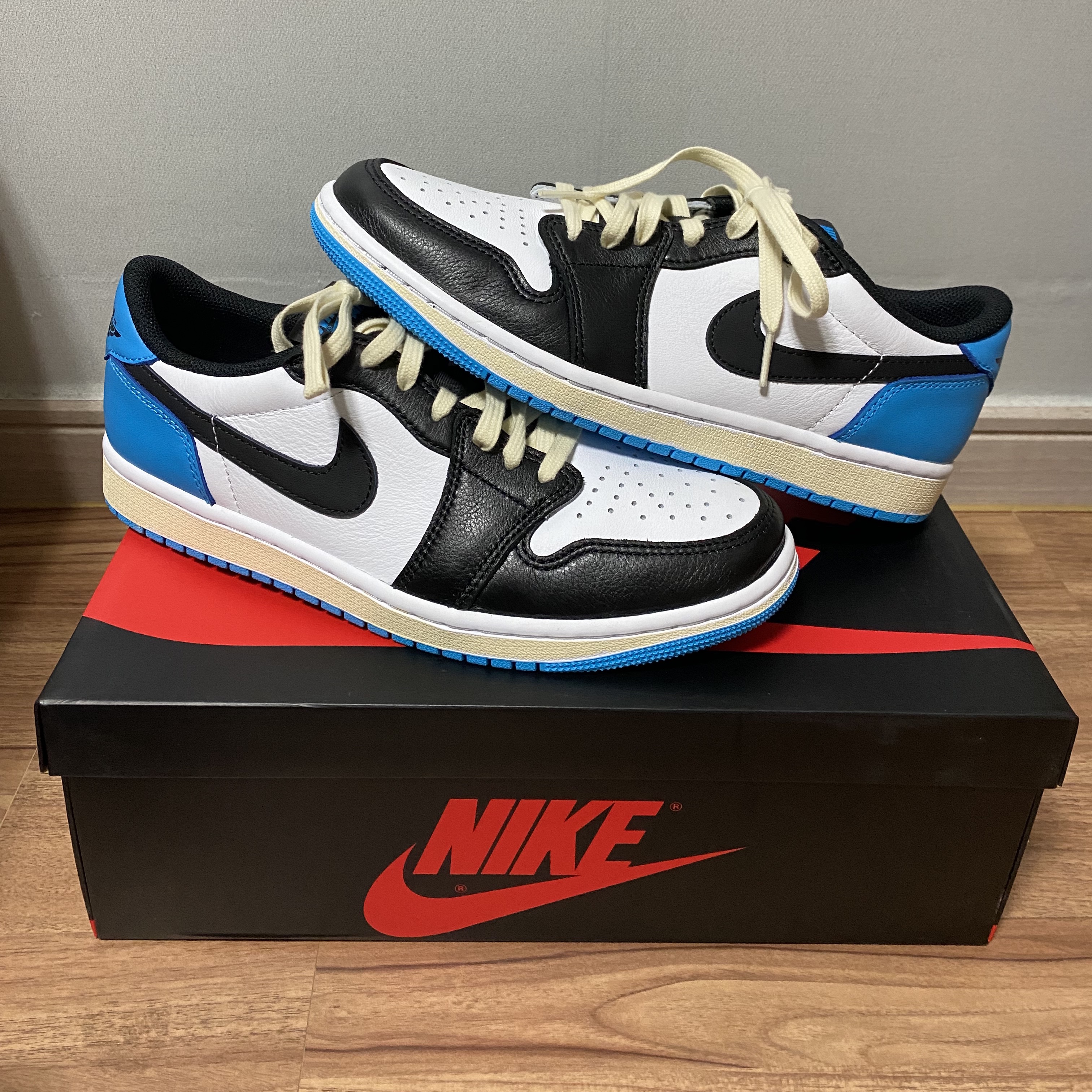 Jordan 1 Retro Low OG Black and Dark Powder Blue 착용 스타일