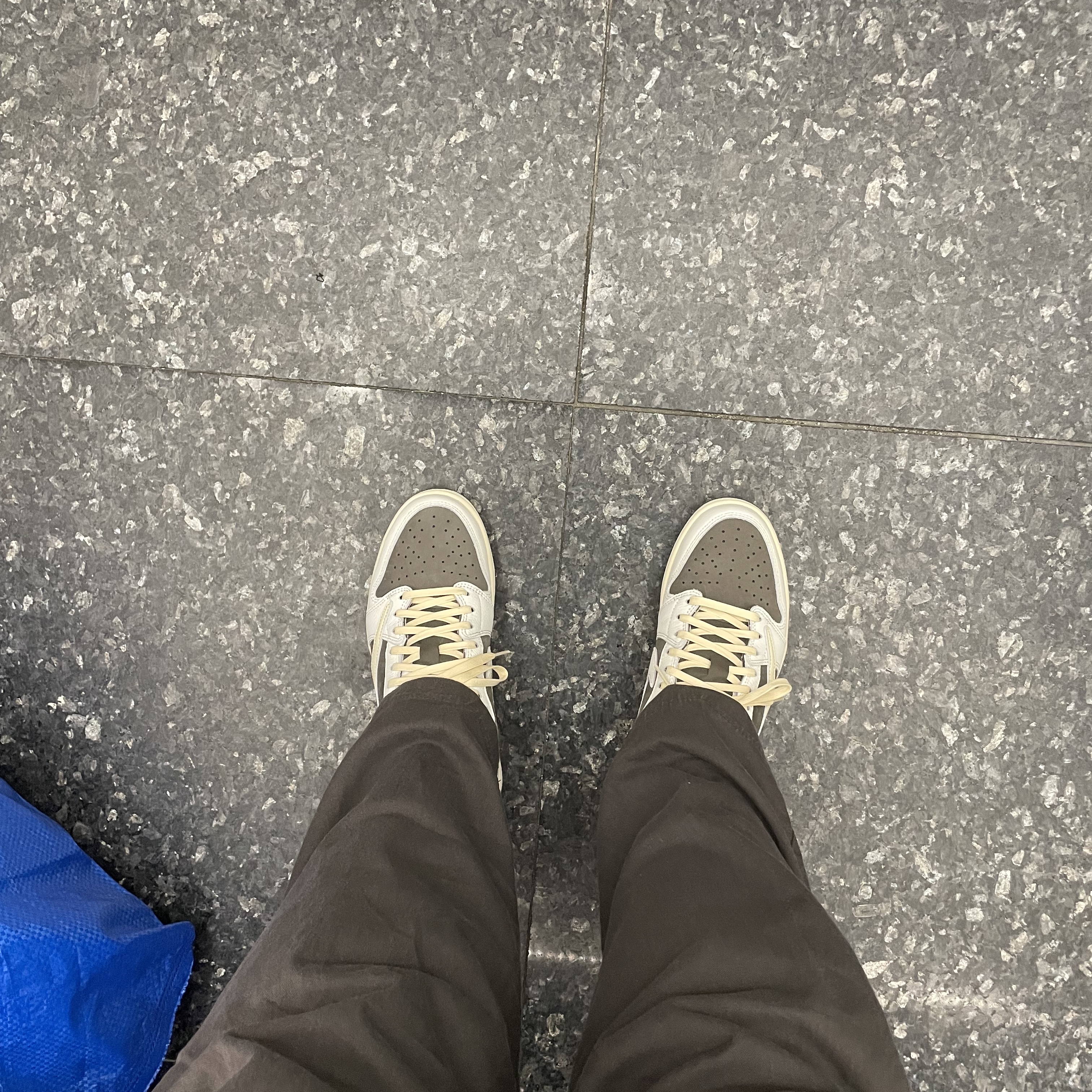 Jordan 1 x Travis Scott Retro Low OG SP Sail and Ridgerock, Jordan 1 Retro Low OG Black and Dark Powder Blue 착용 스타일 - 1