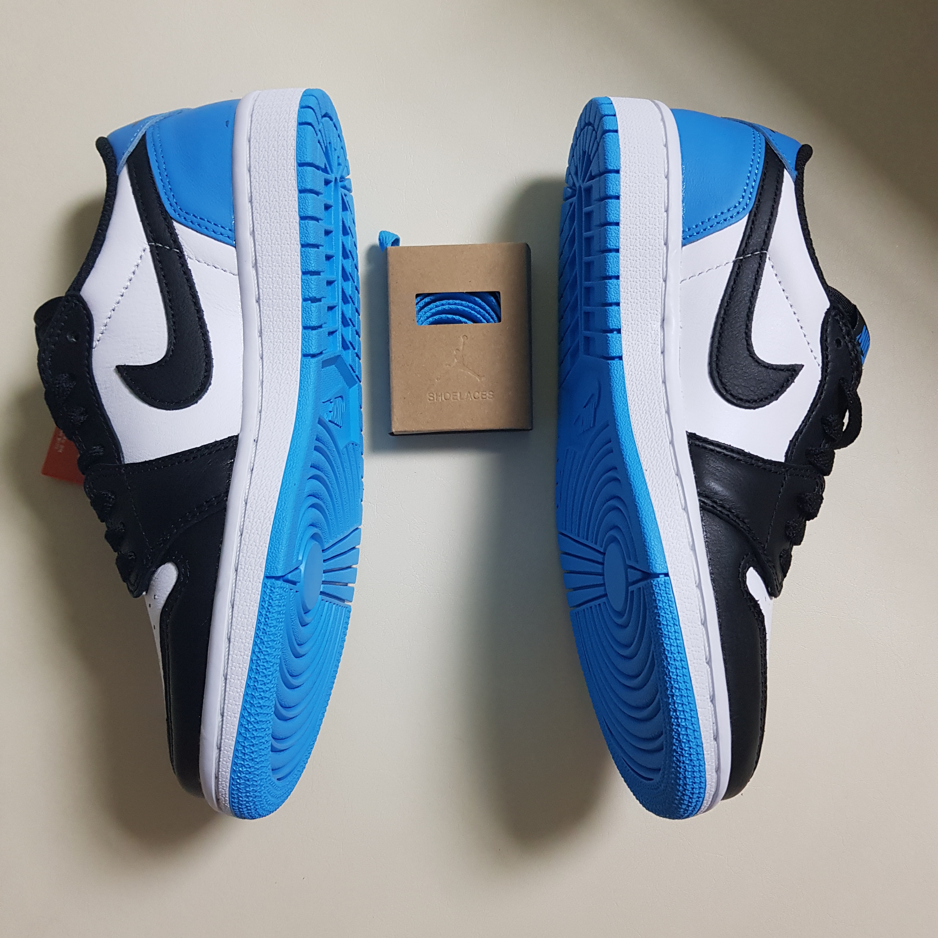 (W) Jordan 1 Retro Low OG Black and Dark Powder Blue 착용 스타일 - 1
