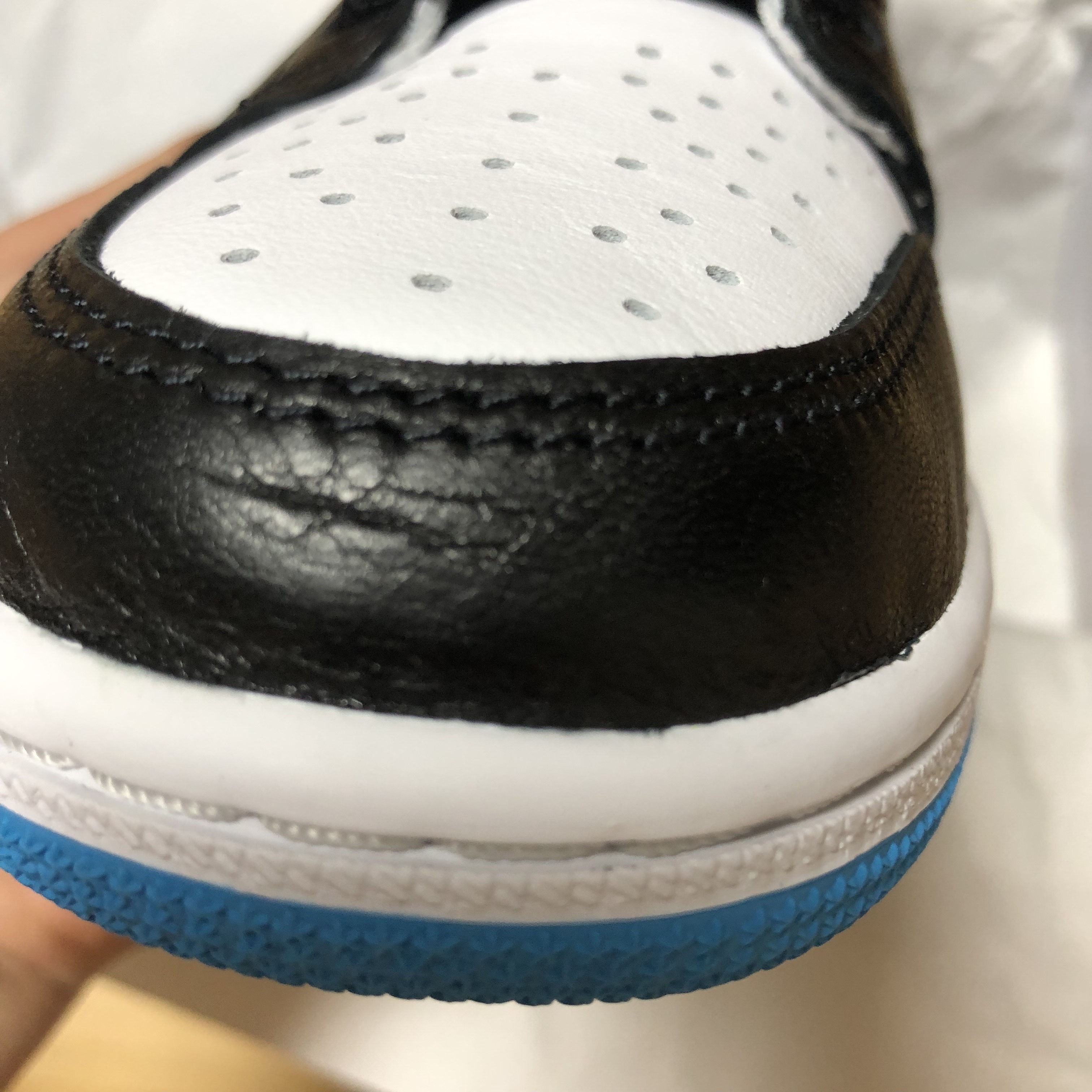 Jordan 1 Retro Low OG Black and Dark Powder Blue 착용 스타일 - 2