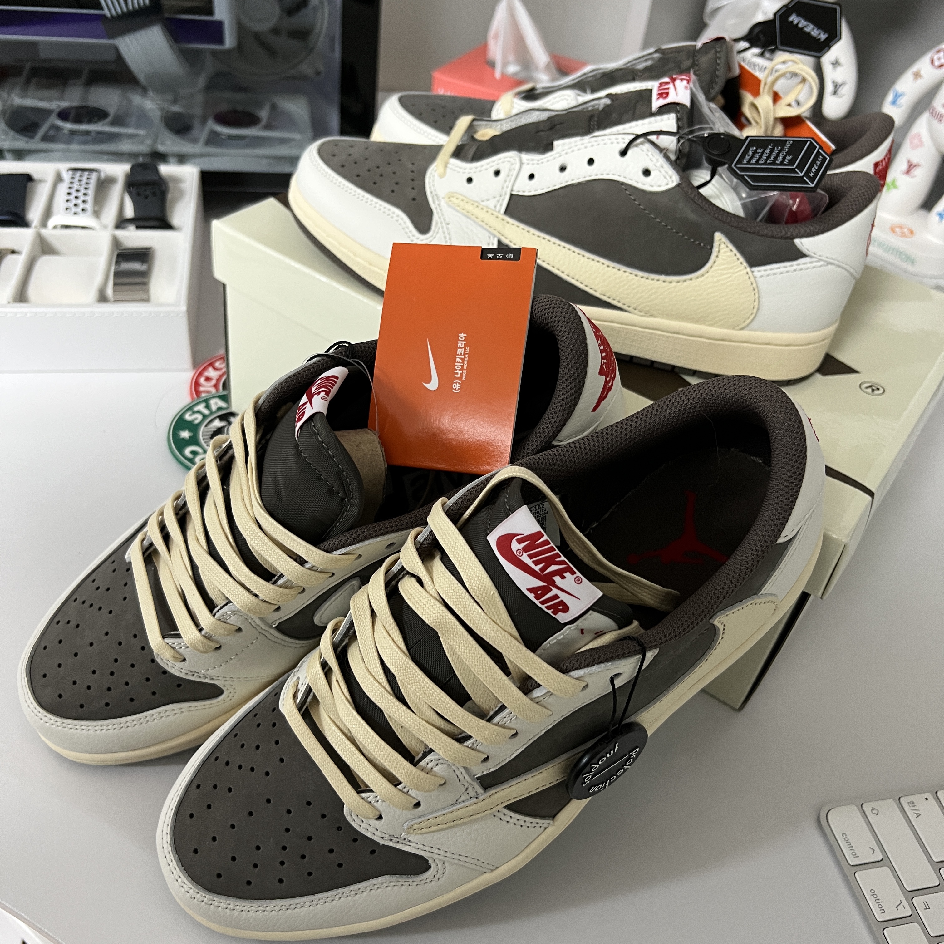 Jordan 1 x Travis Scott Retro Low OG SP Sail and Ridgerock 착용 스타일 - 2