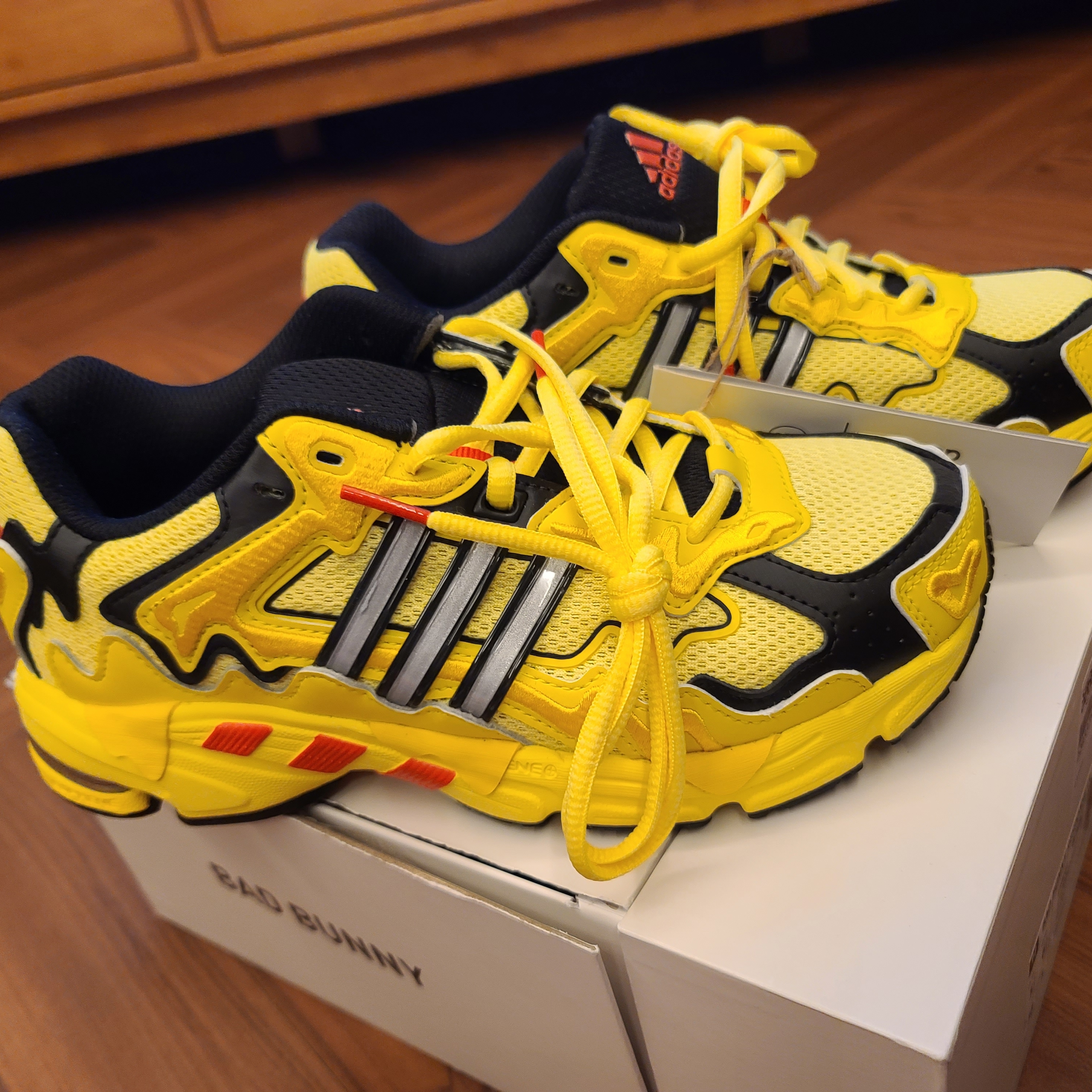 Adidas x Bad Bunny Response CL Yellow 착용 스타일 - 4