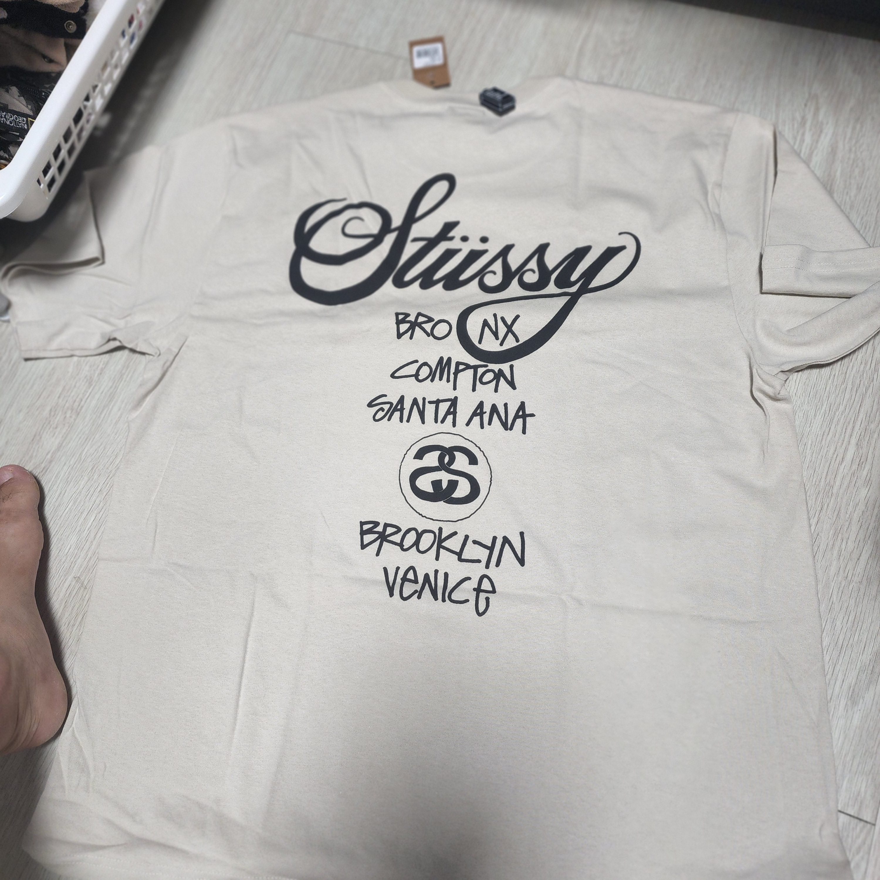 Stussy Modern Age T-Shirt Black, Stussy World Tour T-Shirt Smoke 착용 스타일 - 4