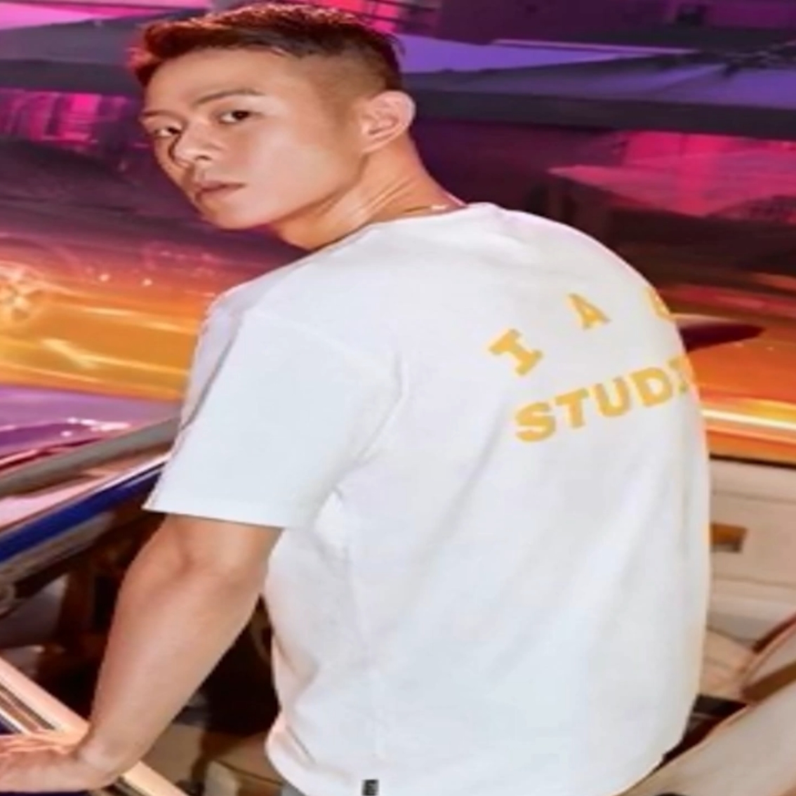 IAB Studio x Guess Big Logo T-Shirt White 착용 스타일