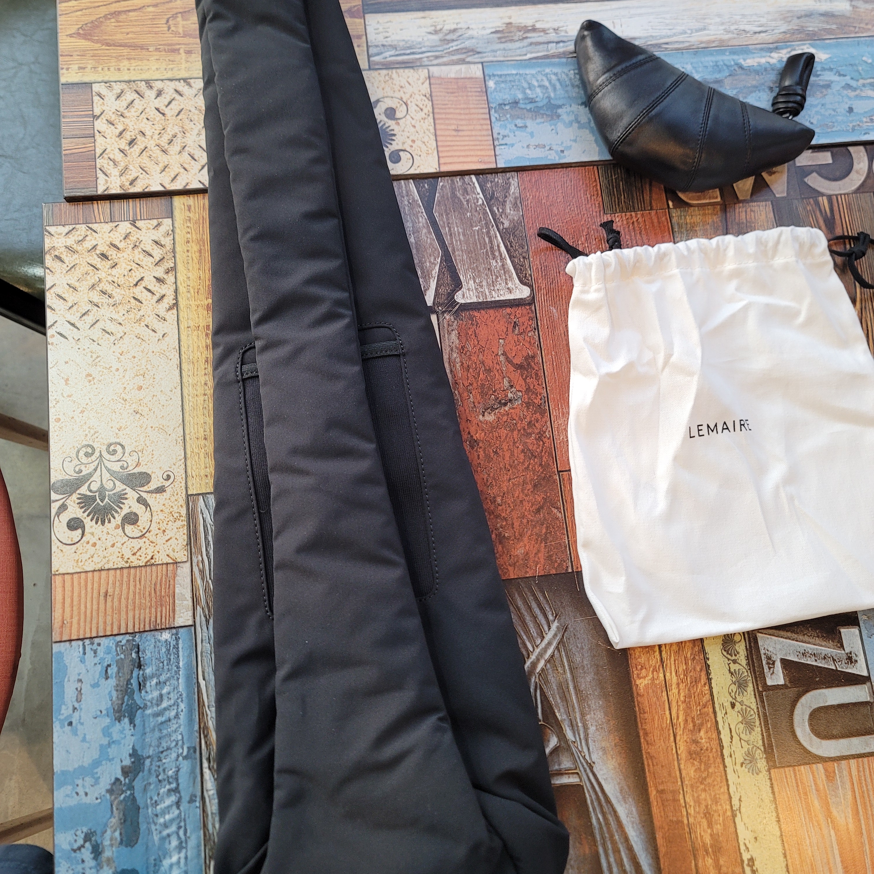 Yeezy Gap Engineered By Balenciaga Snake Bag Black, Lemaire Croissant Coin Purse Soft Nappa Leather Black 착용 스타일 - 3