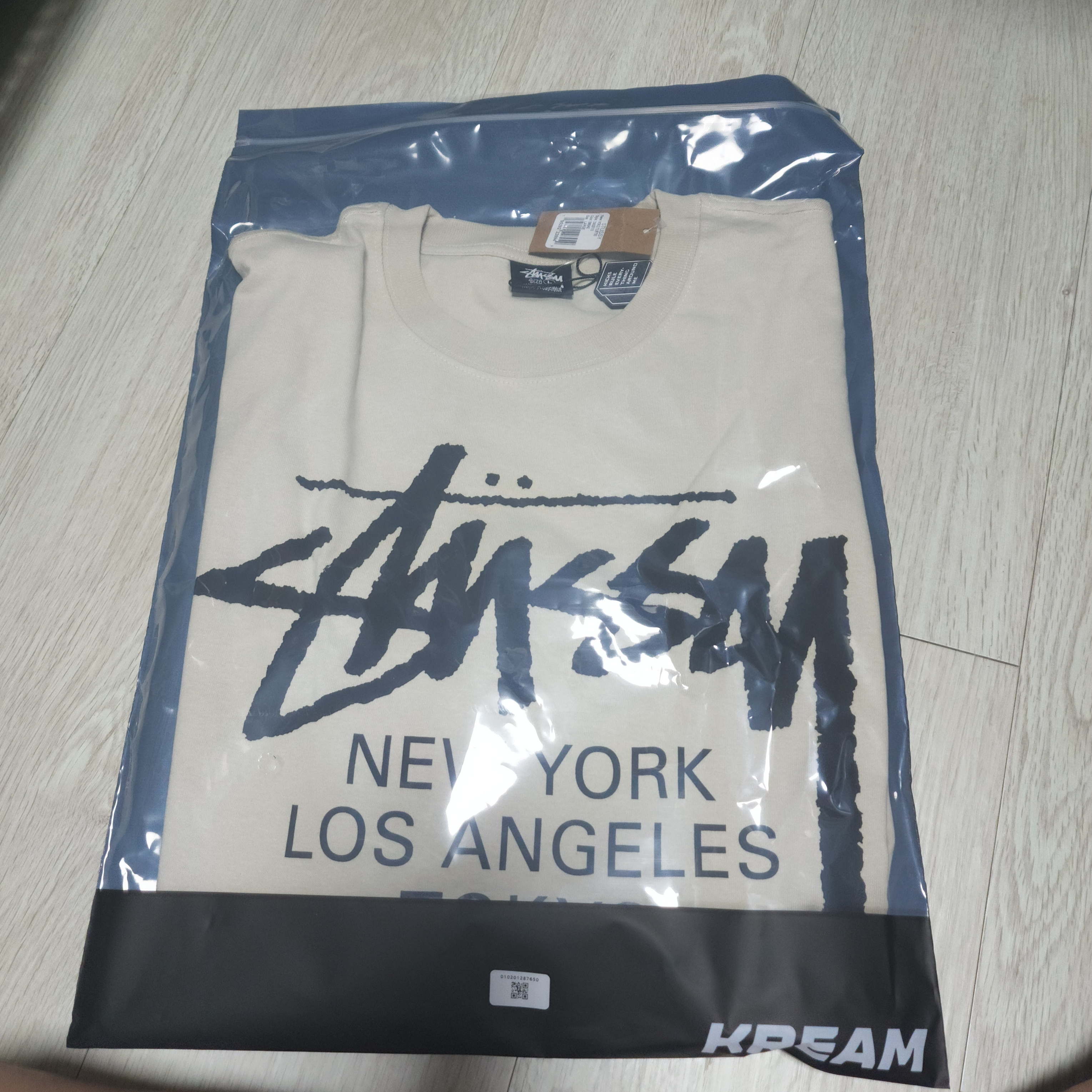 Stussy Modern Age T-Shirt Black, Stussy World Tour T-Shirt Smoke 착용 스타일 - 3