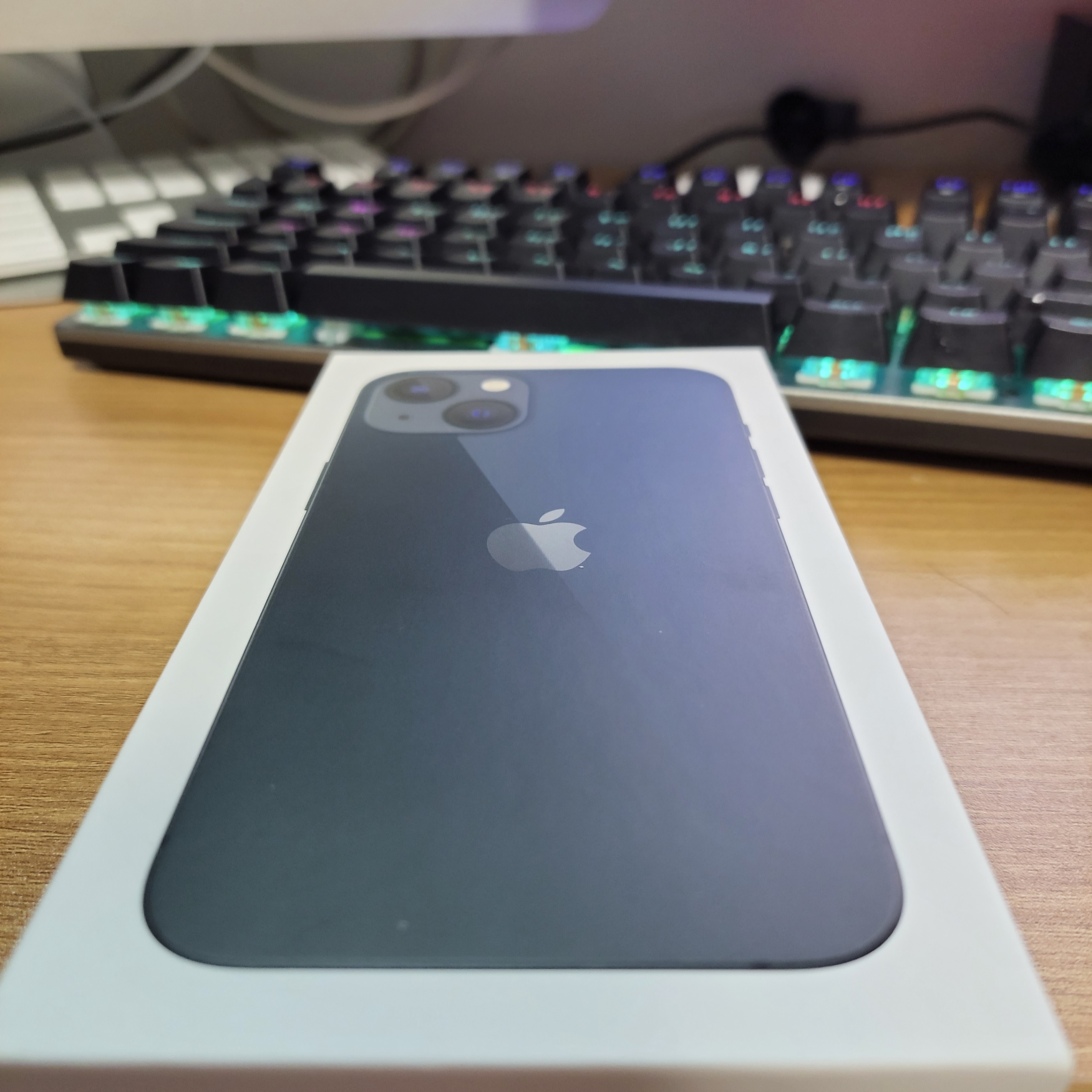 Apple iPhone 13 128GB Midnight (Korean Ver.) 착용 스타일