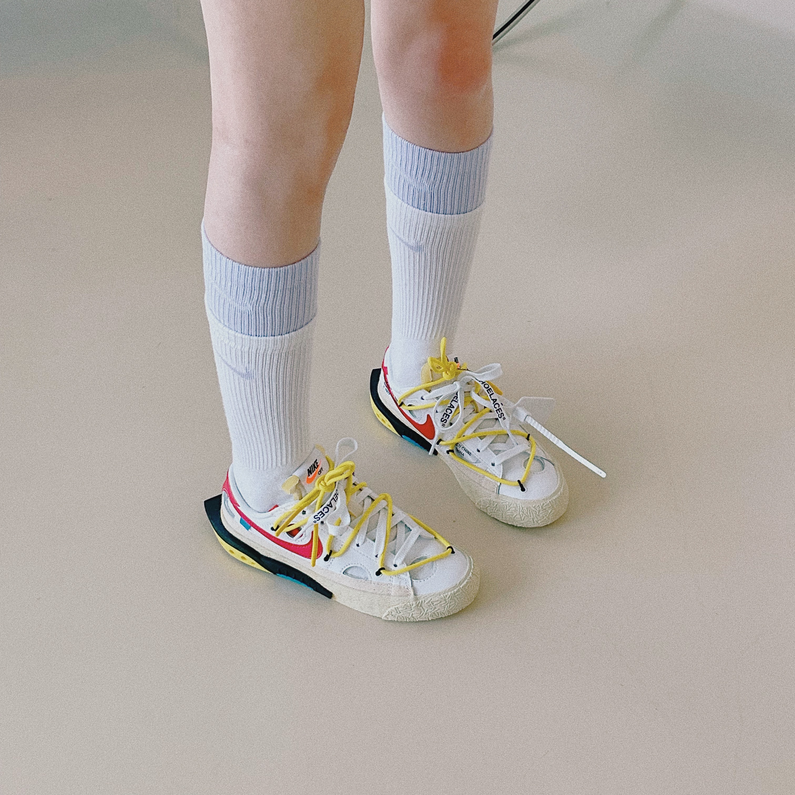 Nike x Off-White Blazer Low '77 White and University Red, Nike Everyday Plus Cushioned Training Crew Socks Black White (Korean Ver.) 착용 스타일 - 1