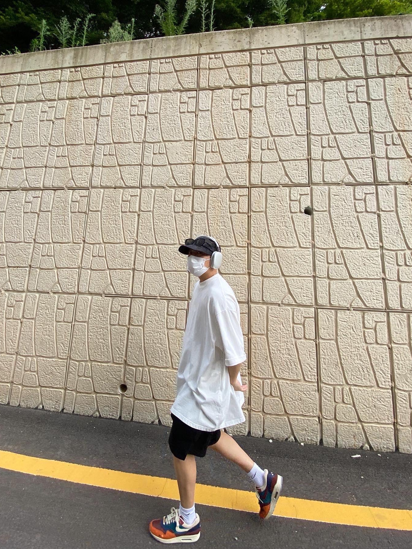 Nike x Kasina Air Max 1 SP Won-Ang Orange, Apple AirPods Max Lightning Silver (Korean Ver.) 착용 스타일 - 1