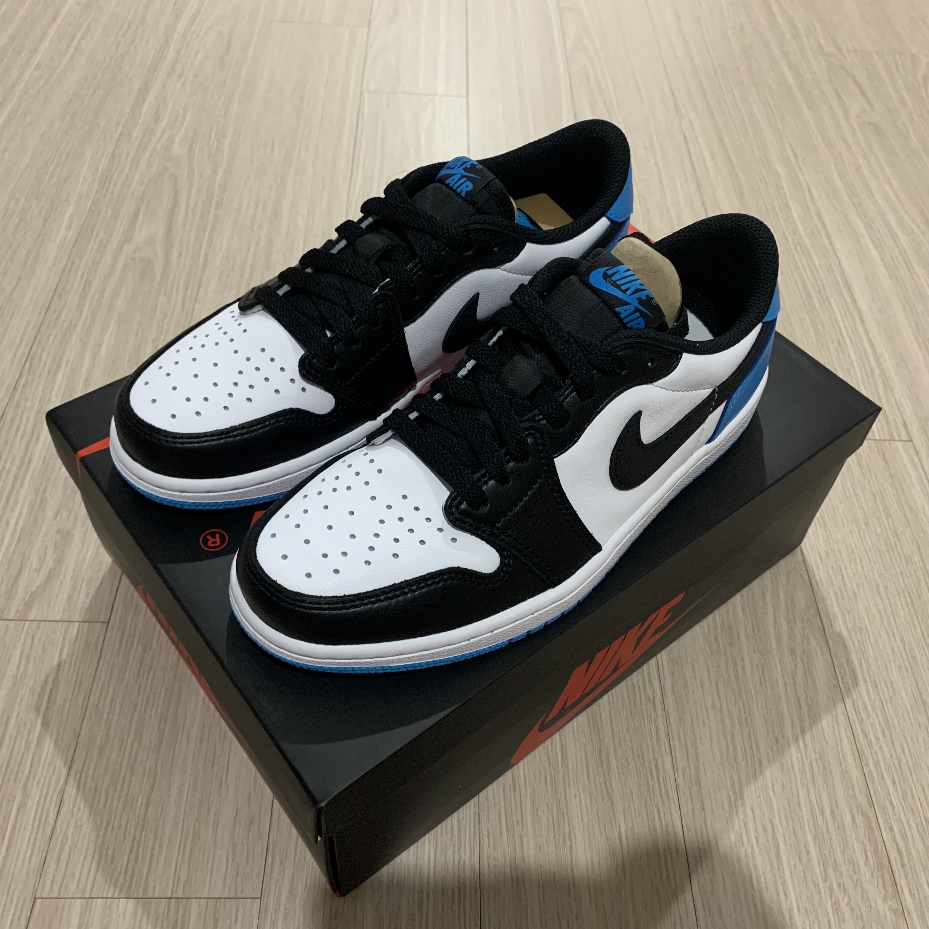 Jordan 1 Retro Low OG Black and Dark Powder Blue 착용 스타일 - 1