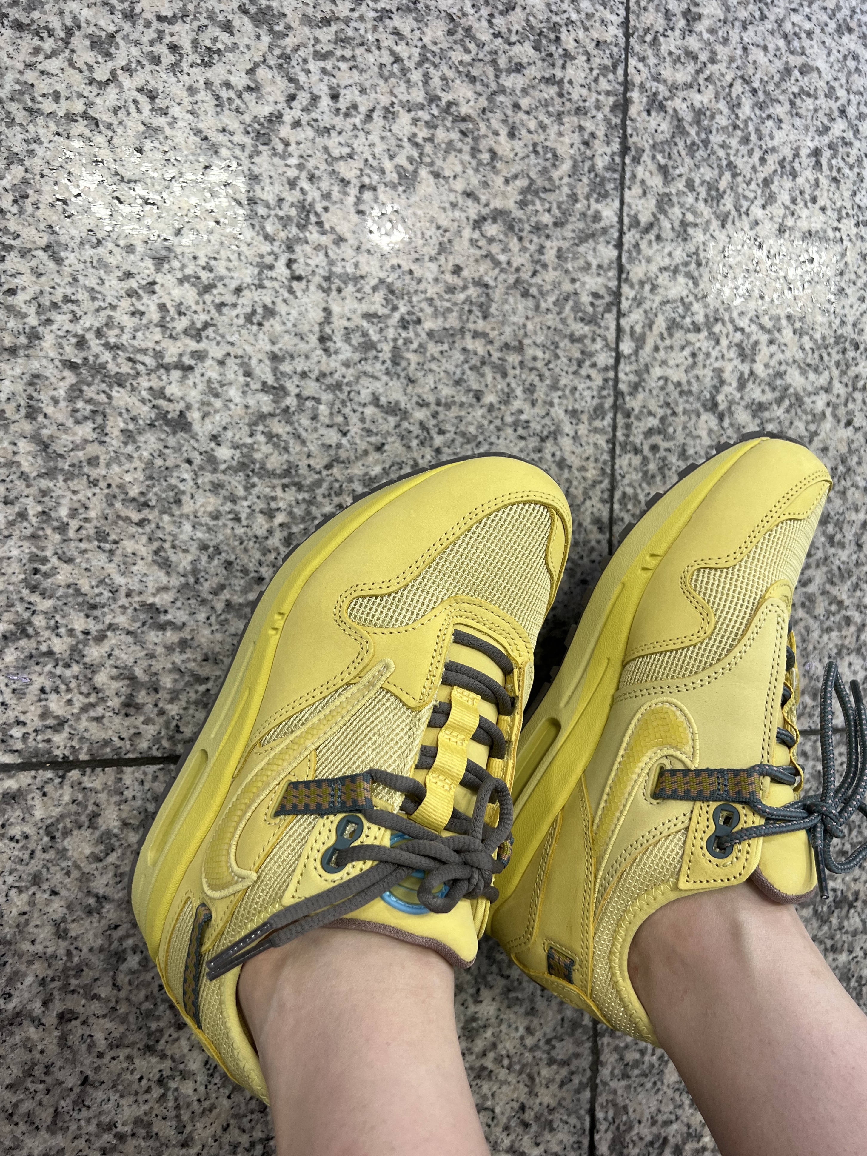 Nike x Travis Scott Air Max 1 Cact.us Gold, Dior Micro Lady Bag Cannage Lambskin Black Gold 착용 스타일 - 5