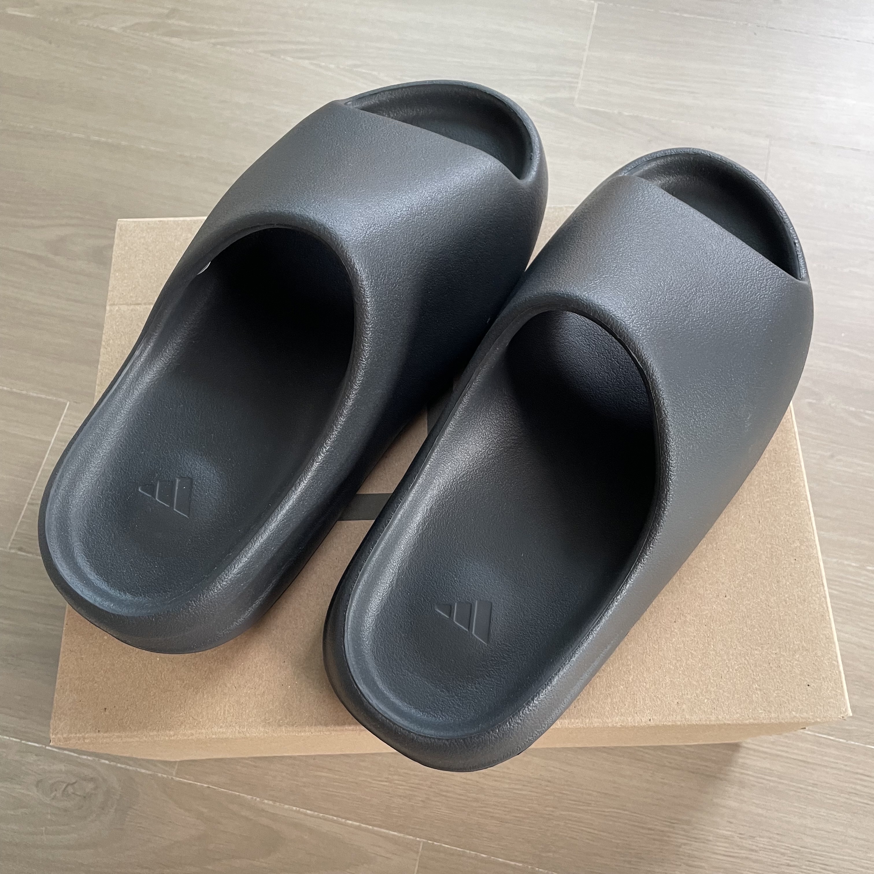 Adidas Yeezy Slide Onyx 착용 스타일 - 2