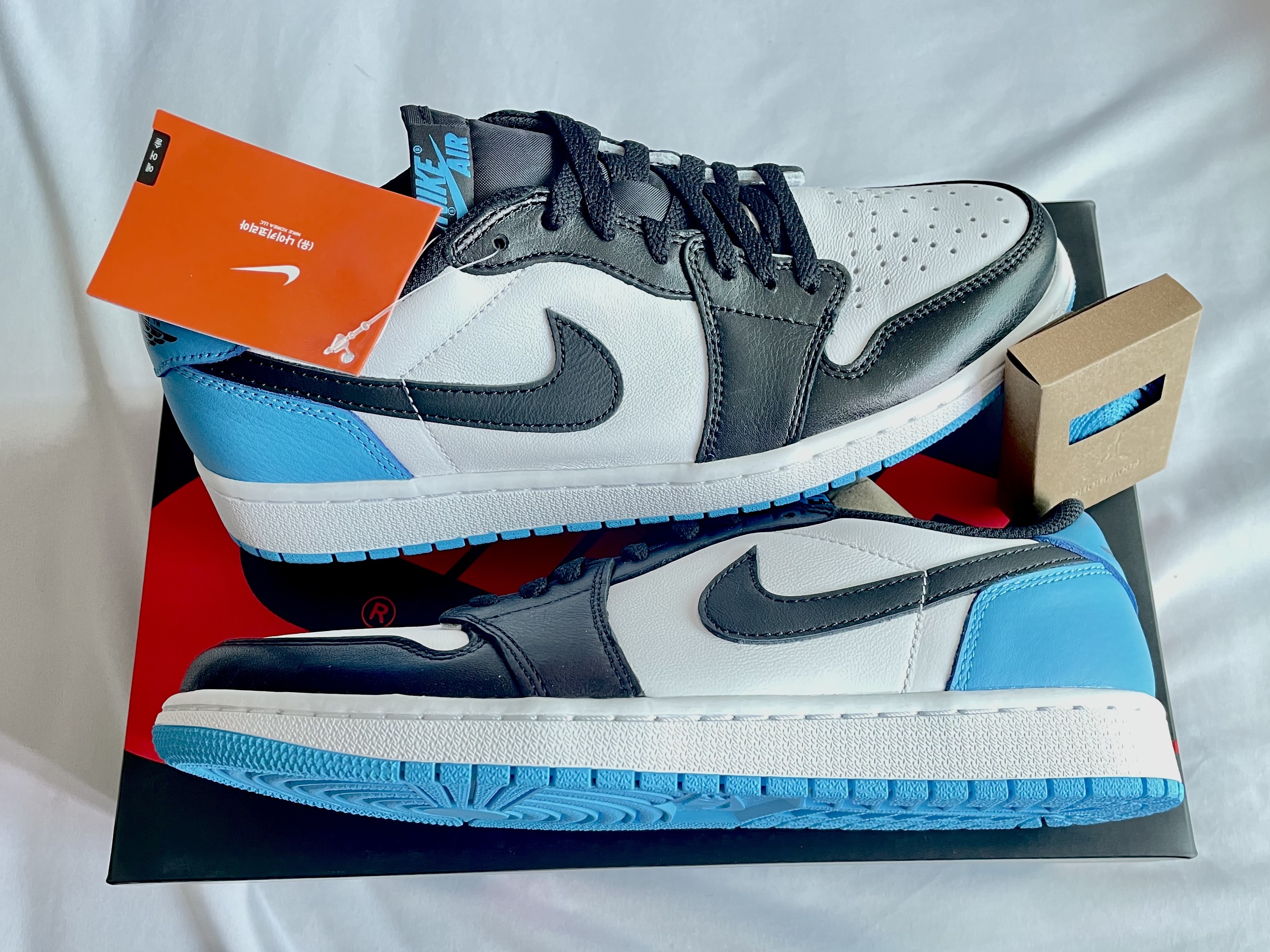 Jordan 1 Retro Low OG Black and Dark Powder Blue 착용 스타일