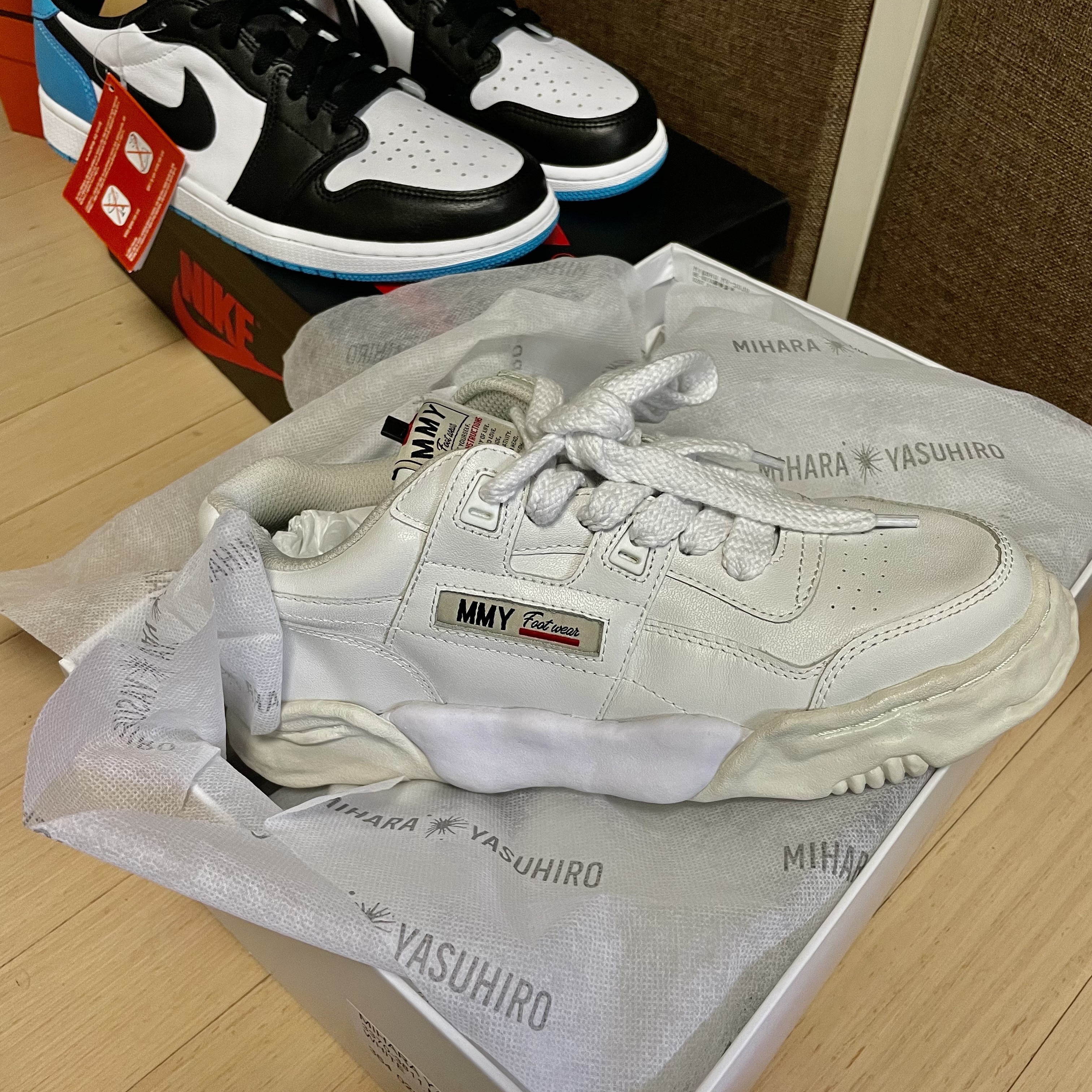 Maison Mihara Yasuhiro Parker OG Sole Leather Low-top Sneakers White, Jordan 1 Retro Low OG Black and Dark Powder Blue 착용 스타일