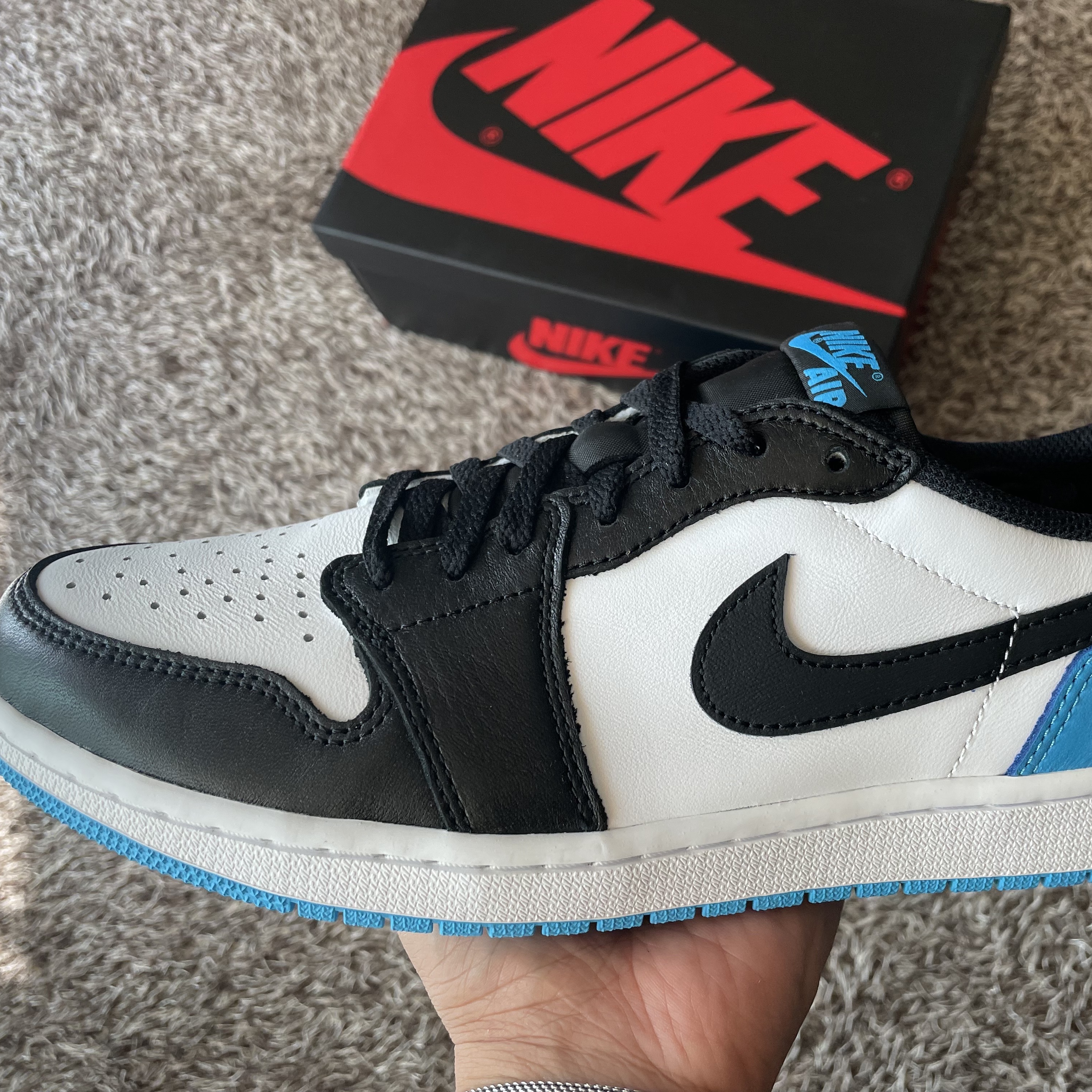 Jordan 1 Retro Low OG Black and Dark Powder Blue 착용 스타일 - 4