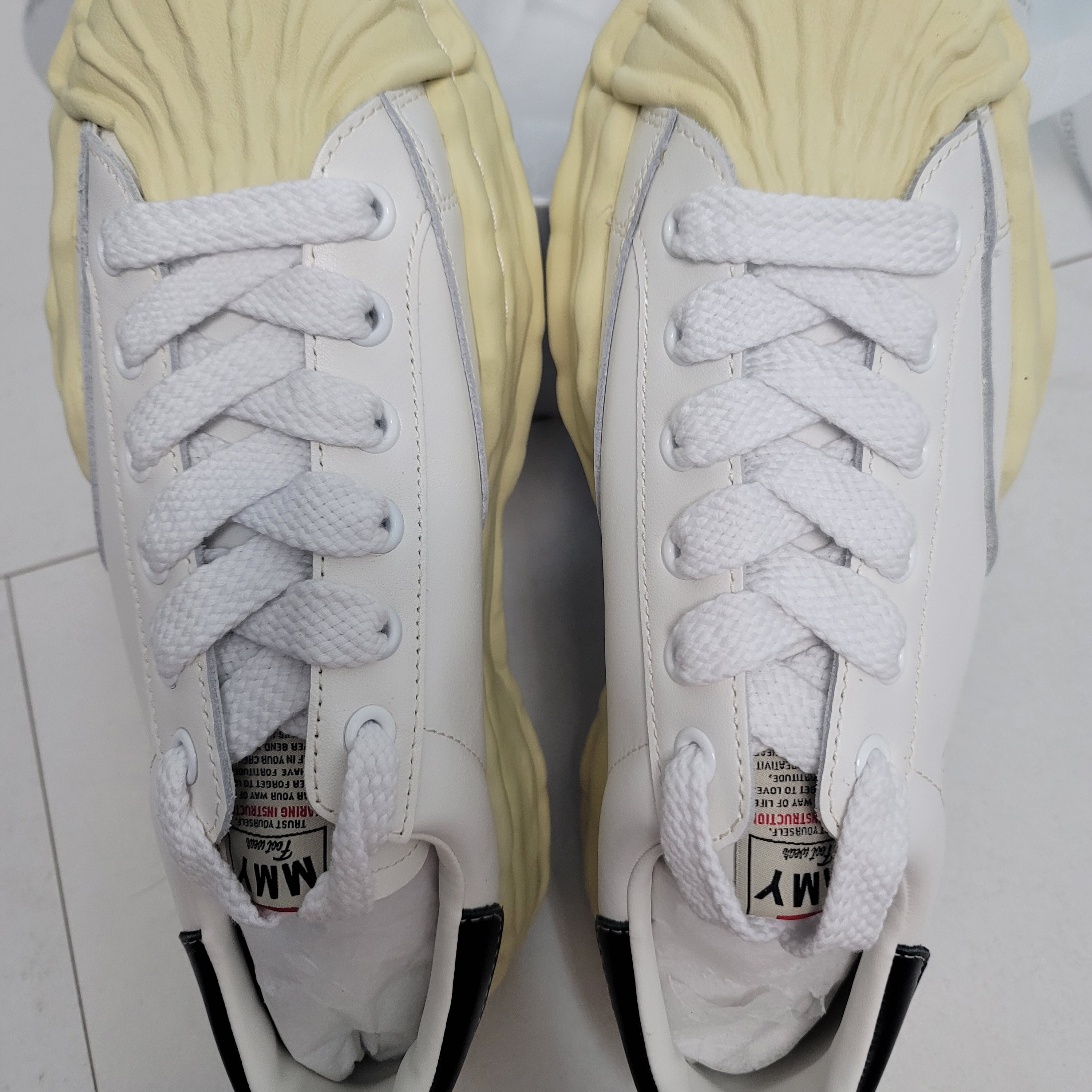 Maison Mihara Yasuhiro Blakey VL OG Sole Leather Low-top Sneakers White 착용 스타일 - 3