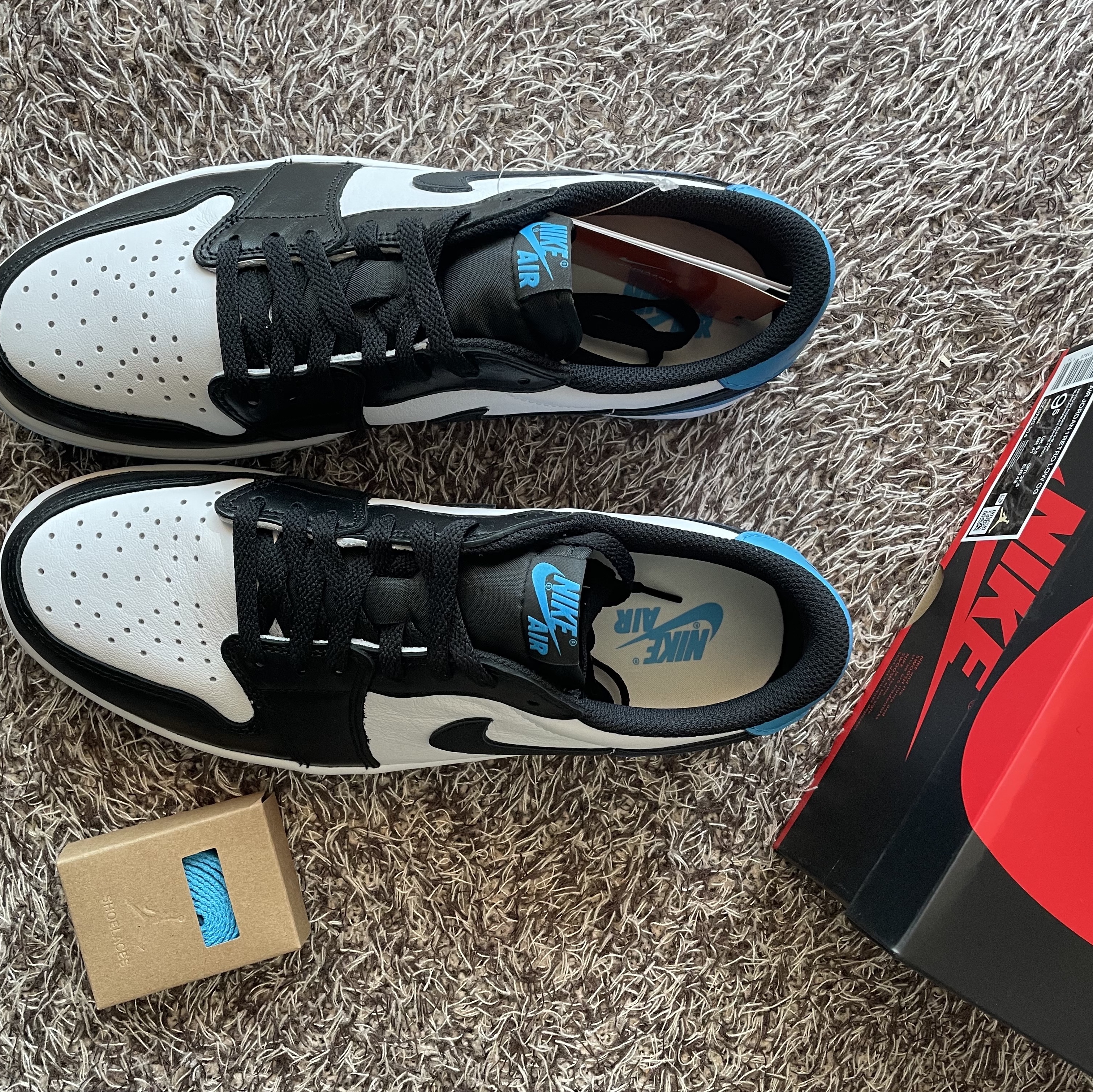 Jordan 1 Retro Low OG Black and Dark Powder Blue 착용 스타일 - 2