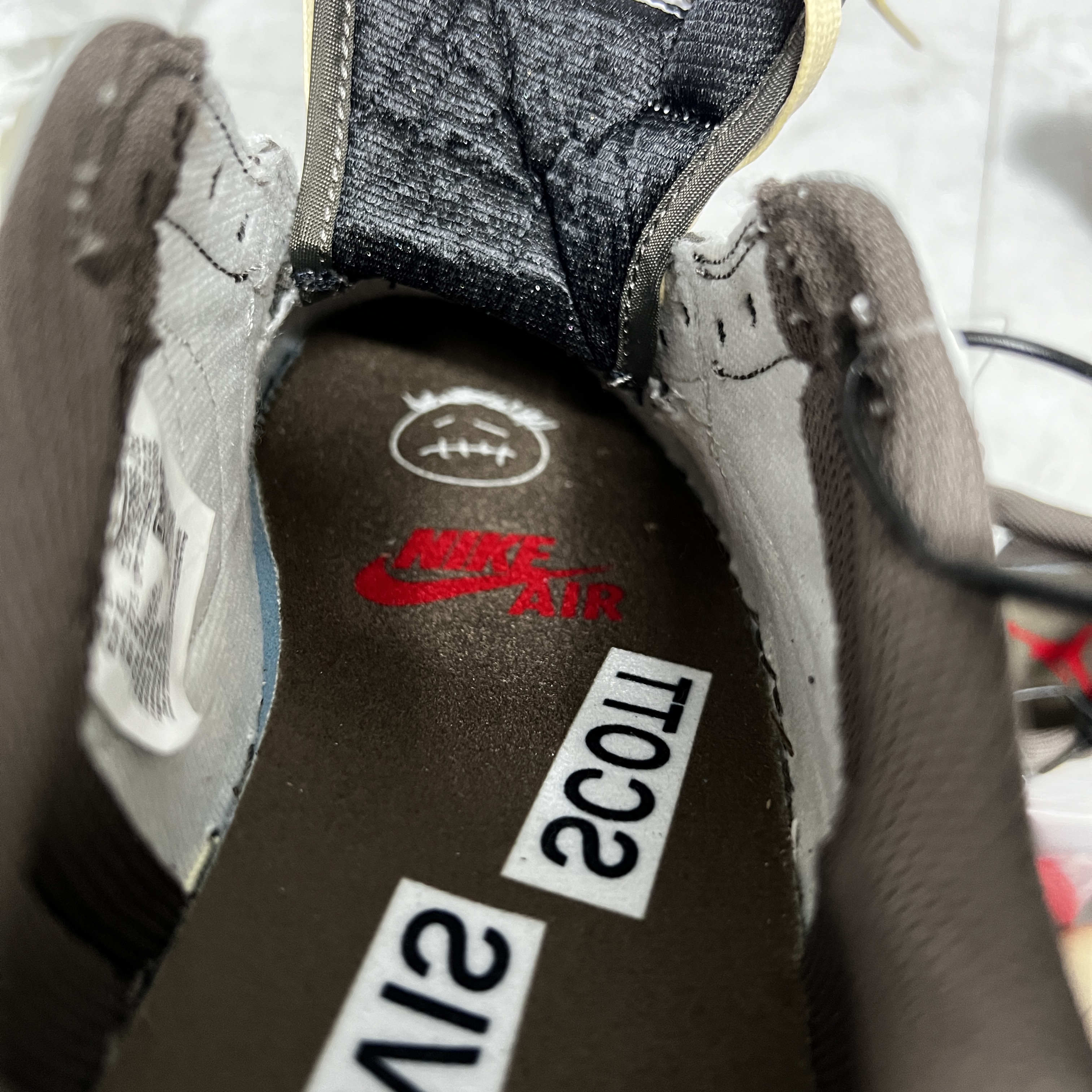 Jordan 1 x Travis Scott Retro Low OG SP Sail and Ridgerock 착용 스타일 - 1