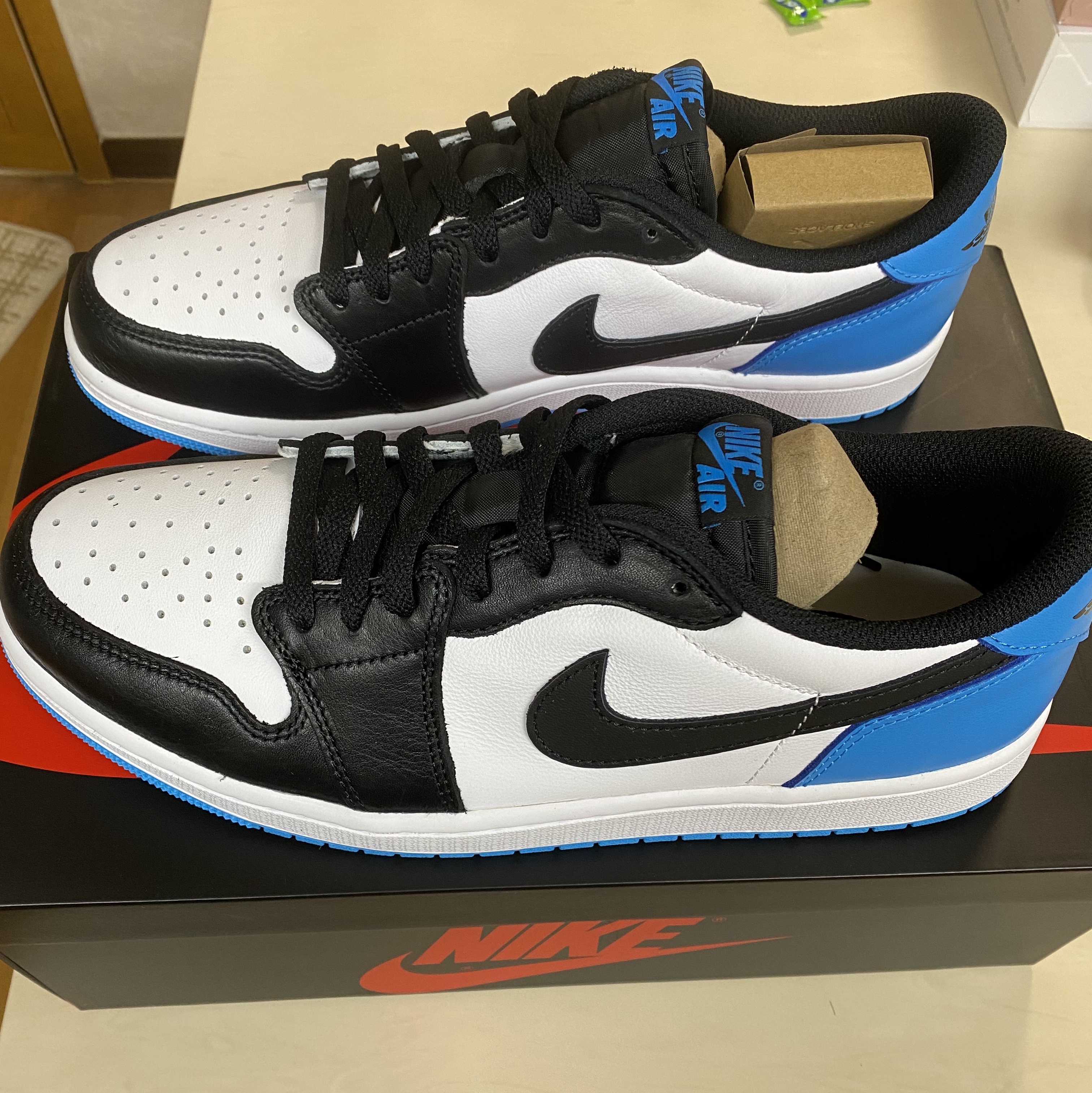 Jordan 1 Retro Low OG Black and Dark Powder Blue 착용 스타일