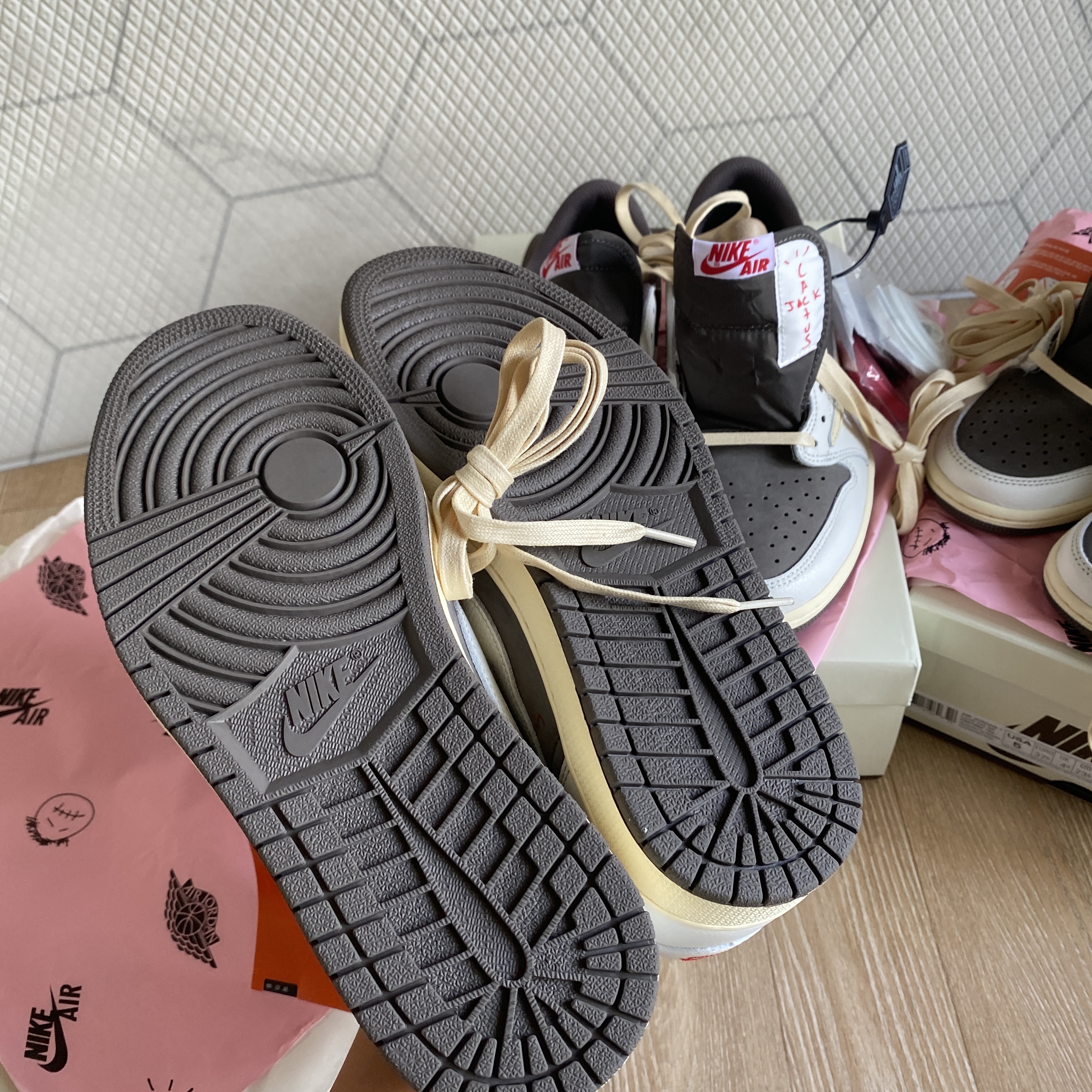 Jordan 1 x Travis Scott Retro Low OG SP Sail and Ridgerock 착용 스타일 - 5