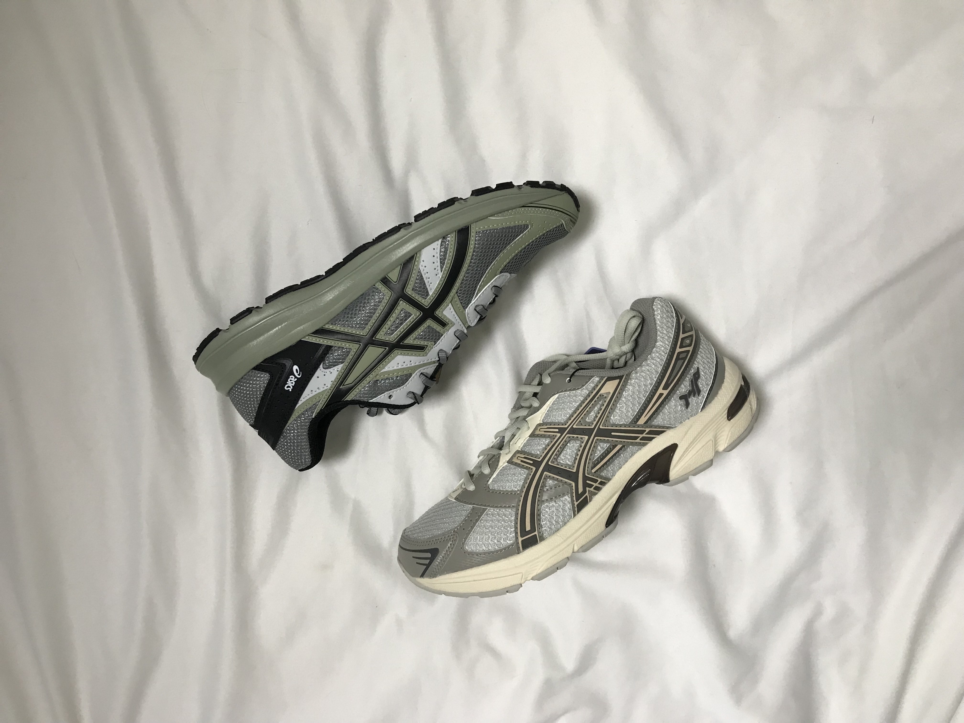 Asics Jog 100 S Sheet Rock - 2E Wide, Asics x I4P Gel-1130 Glacier Grey Mink 착용 스타일 - 1