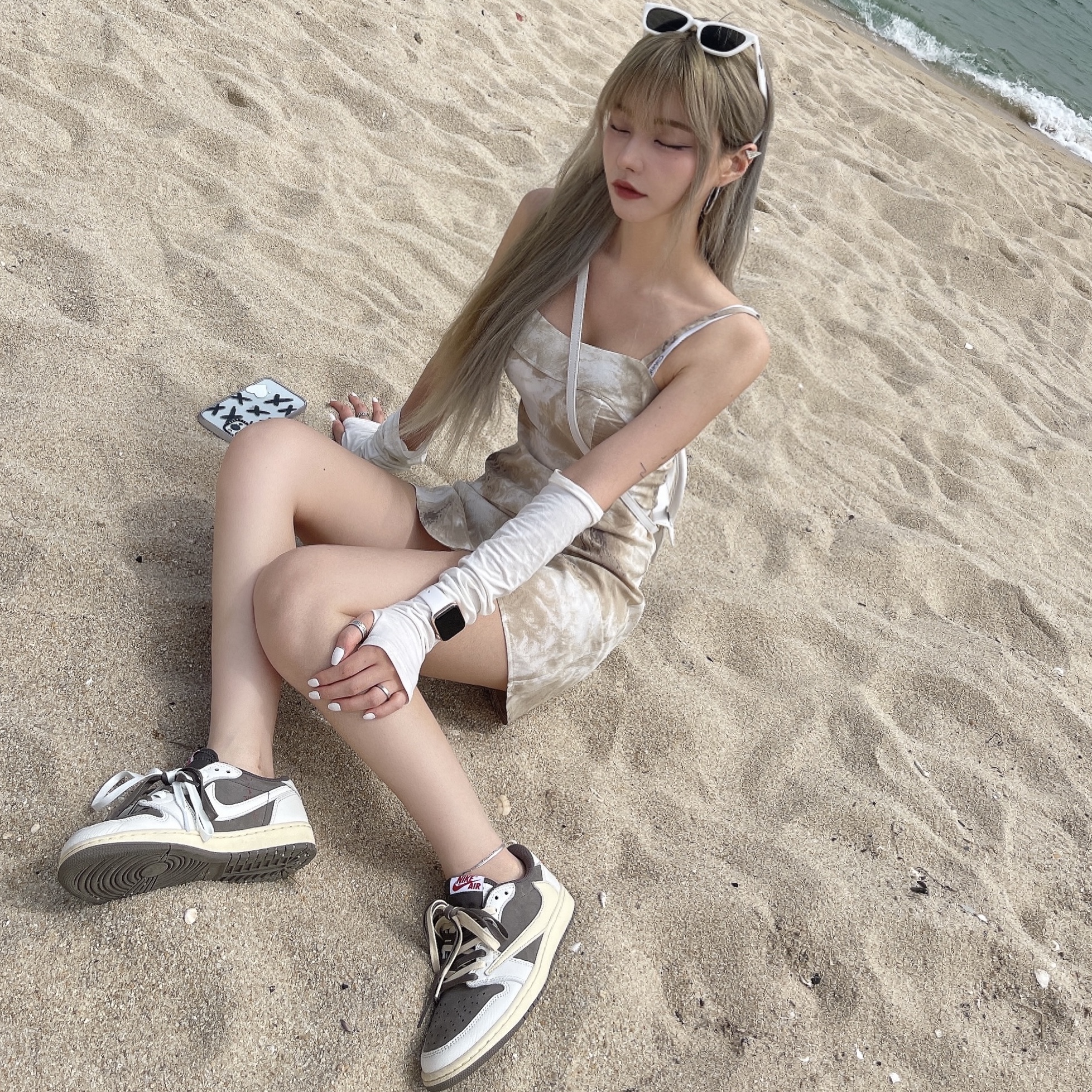 Jordan 1 x Travis Scott Retro Low OG SP Sail and Ridgerock, Jacquemus Le Chiquito Signature Leather Mini Handbag White 착용 스타일 - 1