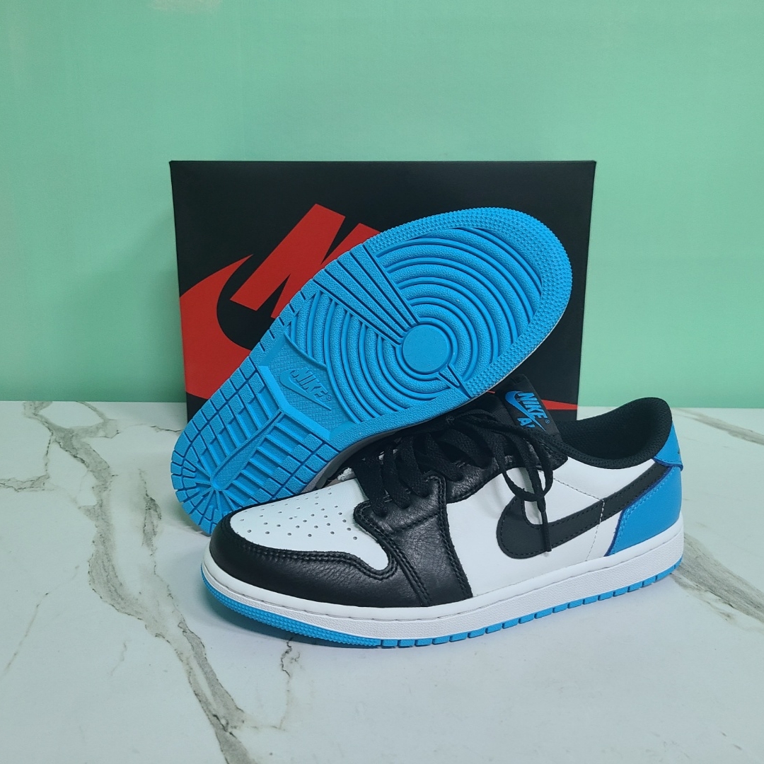 Jordan 1 Retro Low OG Black and Dark Powder Blue 착용 스타일 - 2