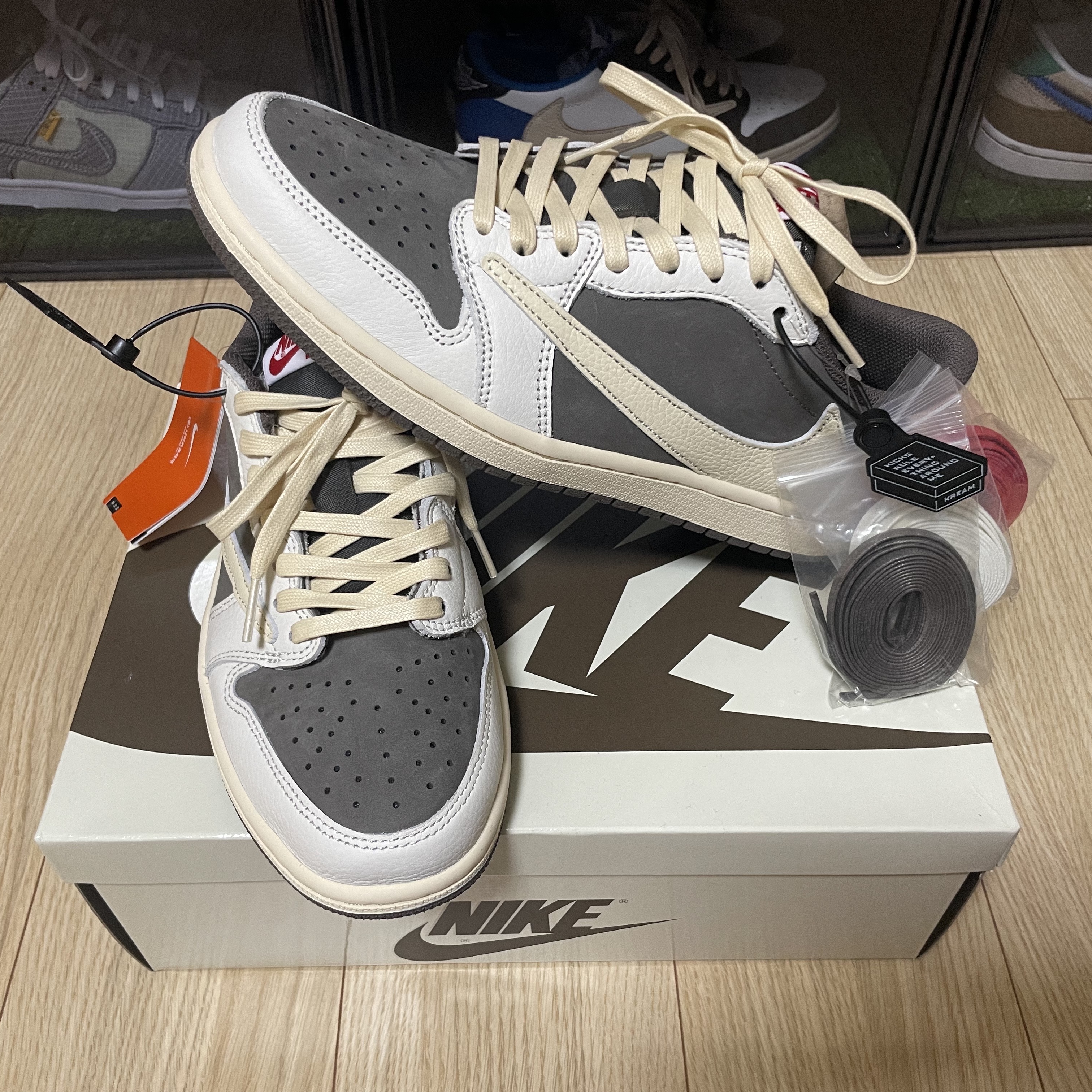 Jordan 1 x Travis Scott Retro Low OG SP Sail and Ridgerock 착용 스타일 - 2