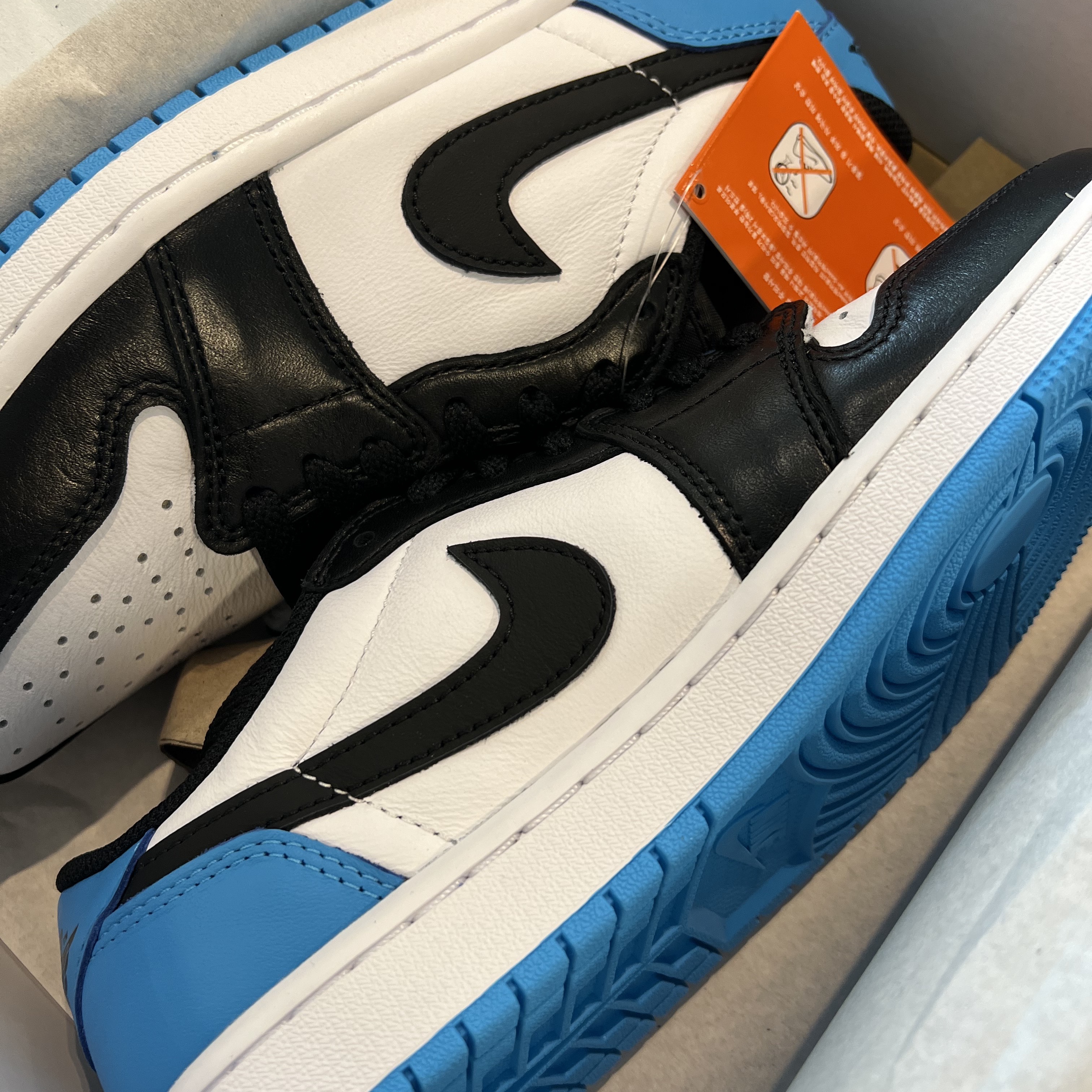 Jordan 1 Retro Low OG Black and Dark Powder Blue 착용 스타일