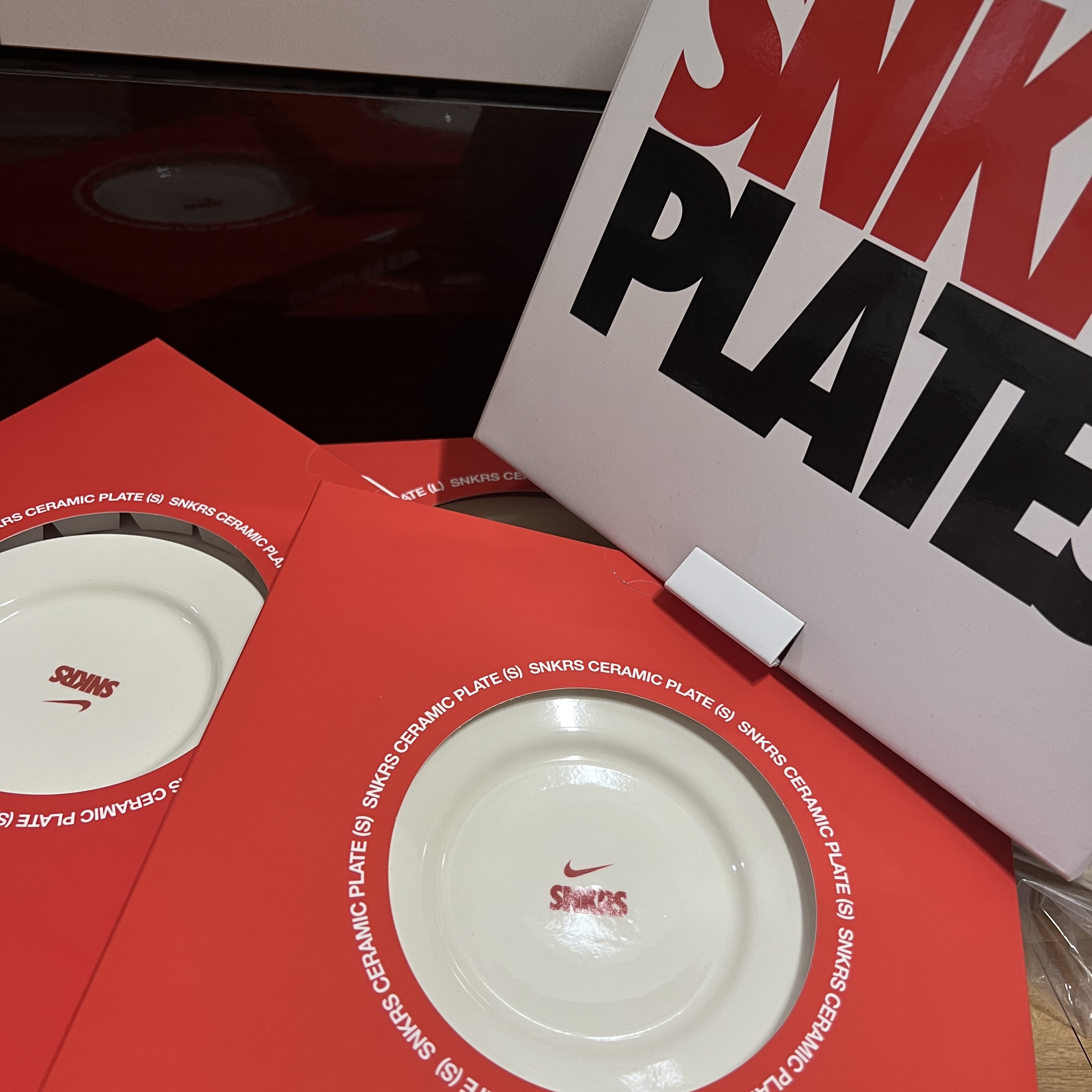 Nike SNKRS Ceramic Plate Set Sail University Red 착용 스타일 - 1