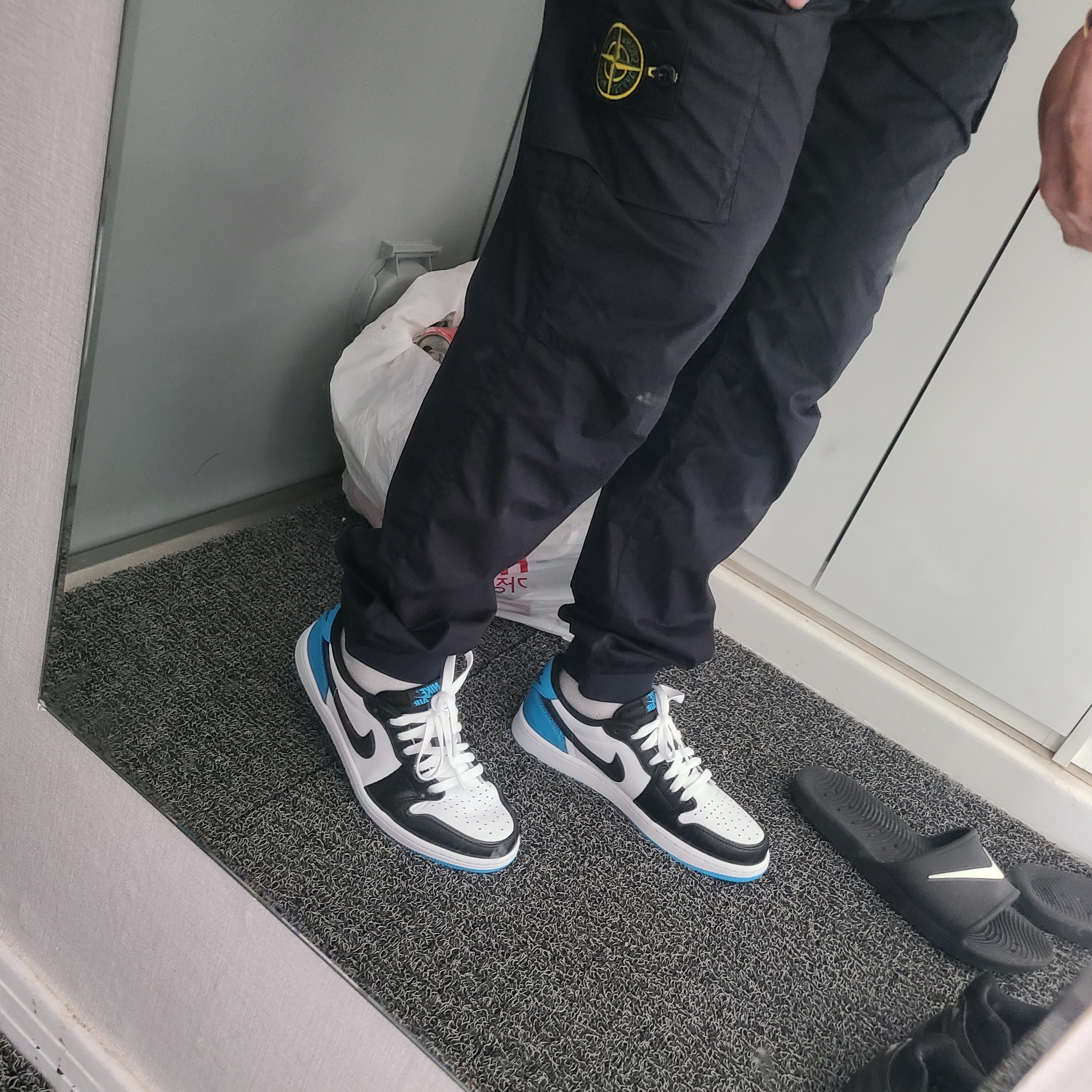 Jordan 1 Retro Low OG Black and Dark Powder Blue, Stone Island 31303 Stretch Cotton Tela Paracadute Cargo Pants Navy Blue - 22SS 착용 스타일 - 1