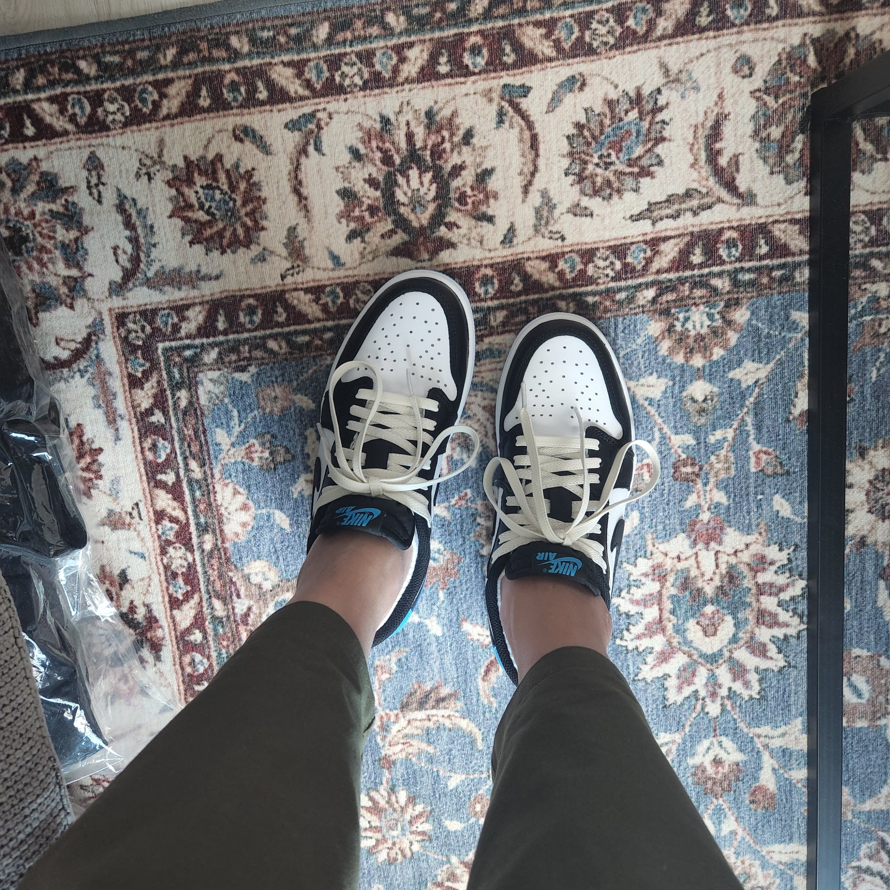 Jordan 1 Retro Low OG Black and Dark Powder Blue 착용 스타일 - 2
