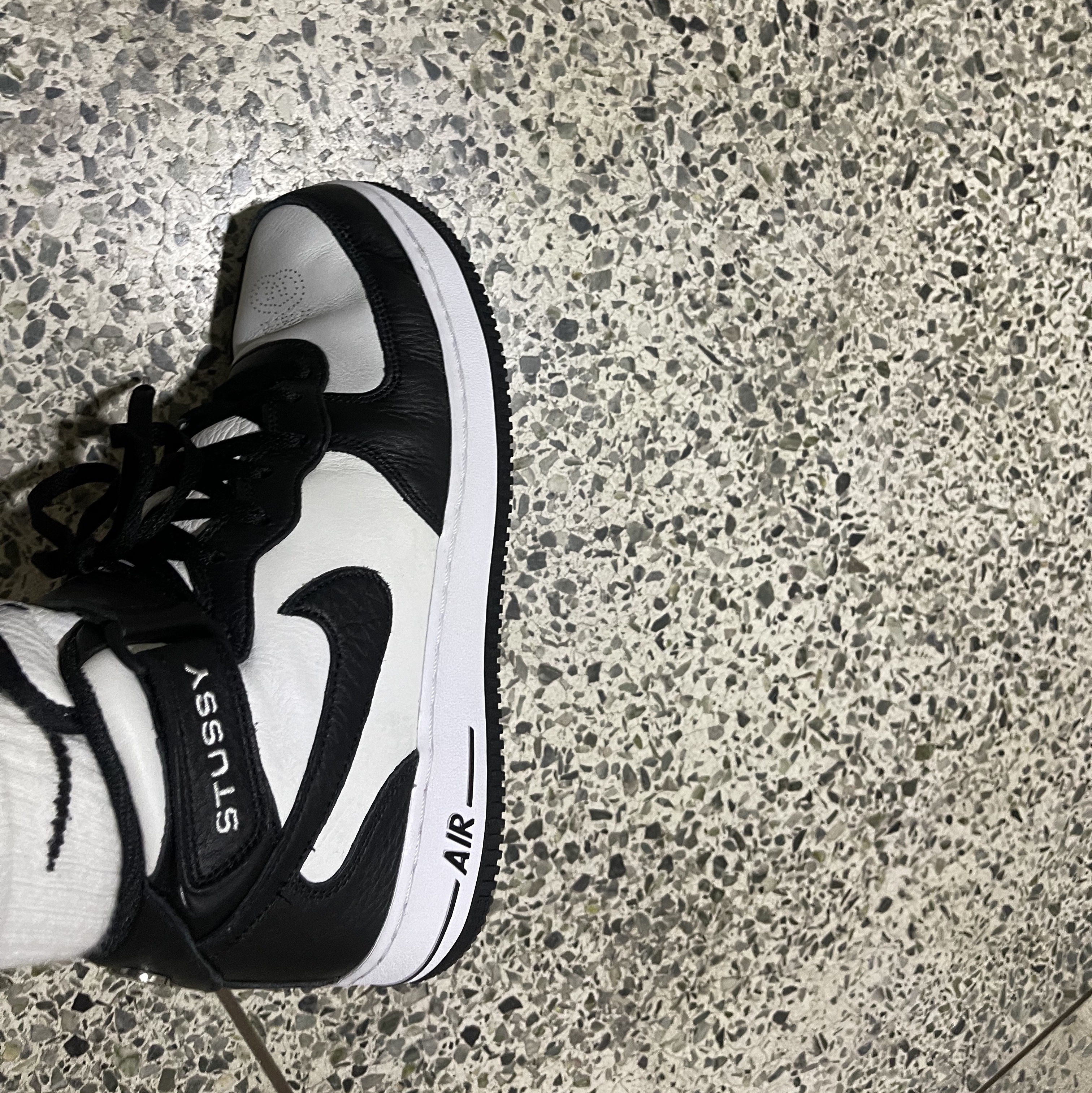 Nike x Stussy Air Force 1 '07 Mid SP Black and Light Bone 착용 스타일