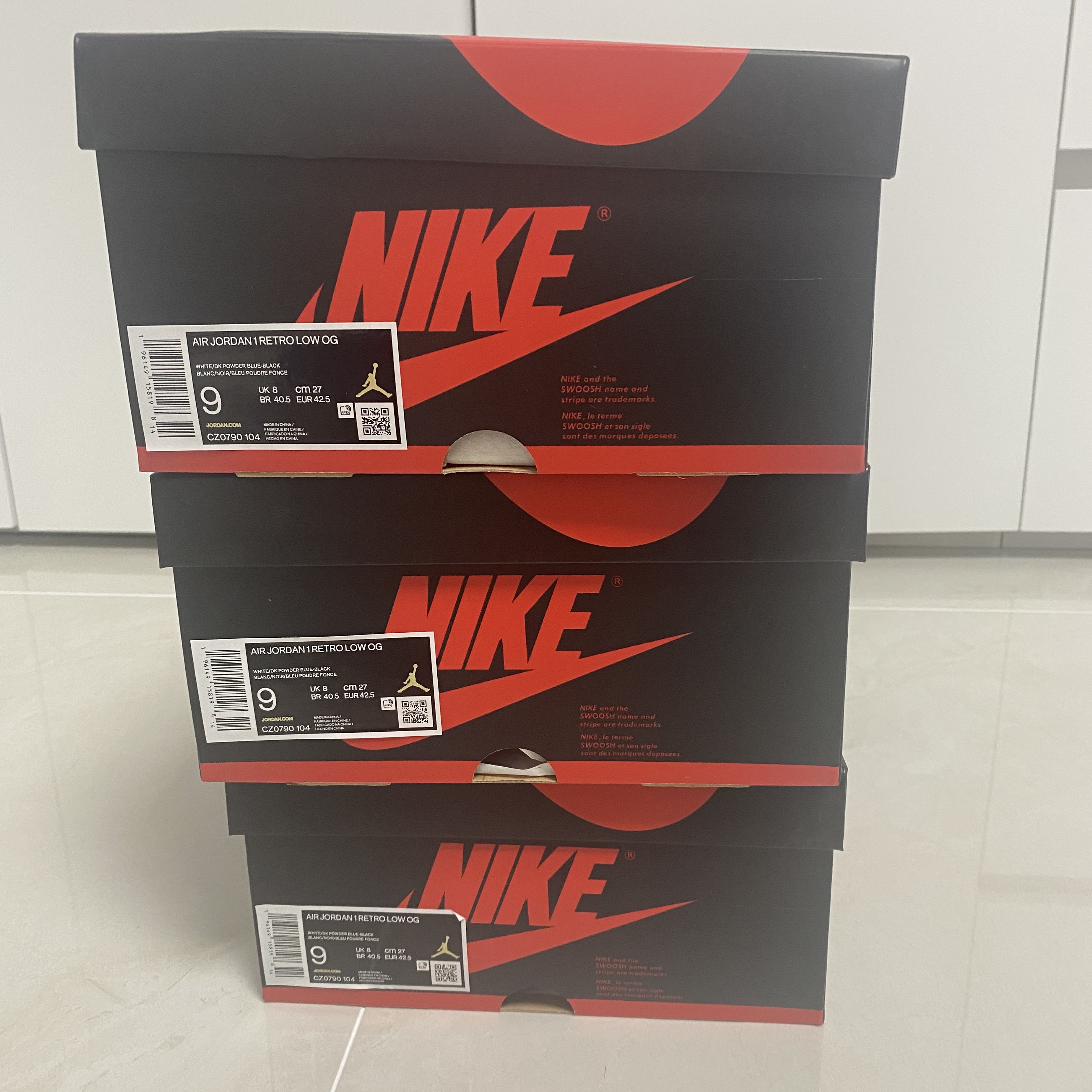 Jordan 1 Retro Low OG Black and Dark Powder Blue 착용 스타일 - 1