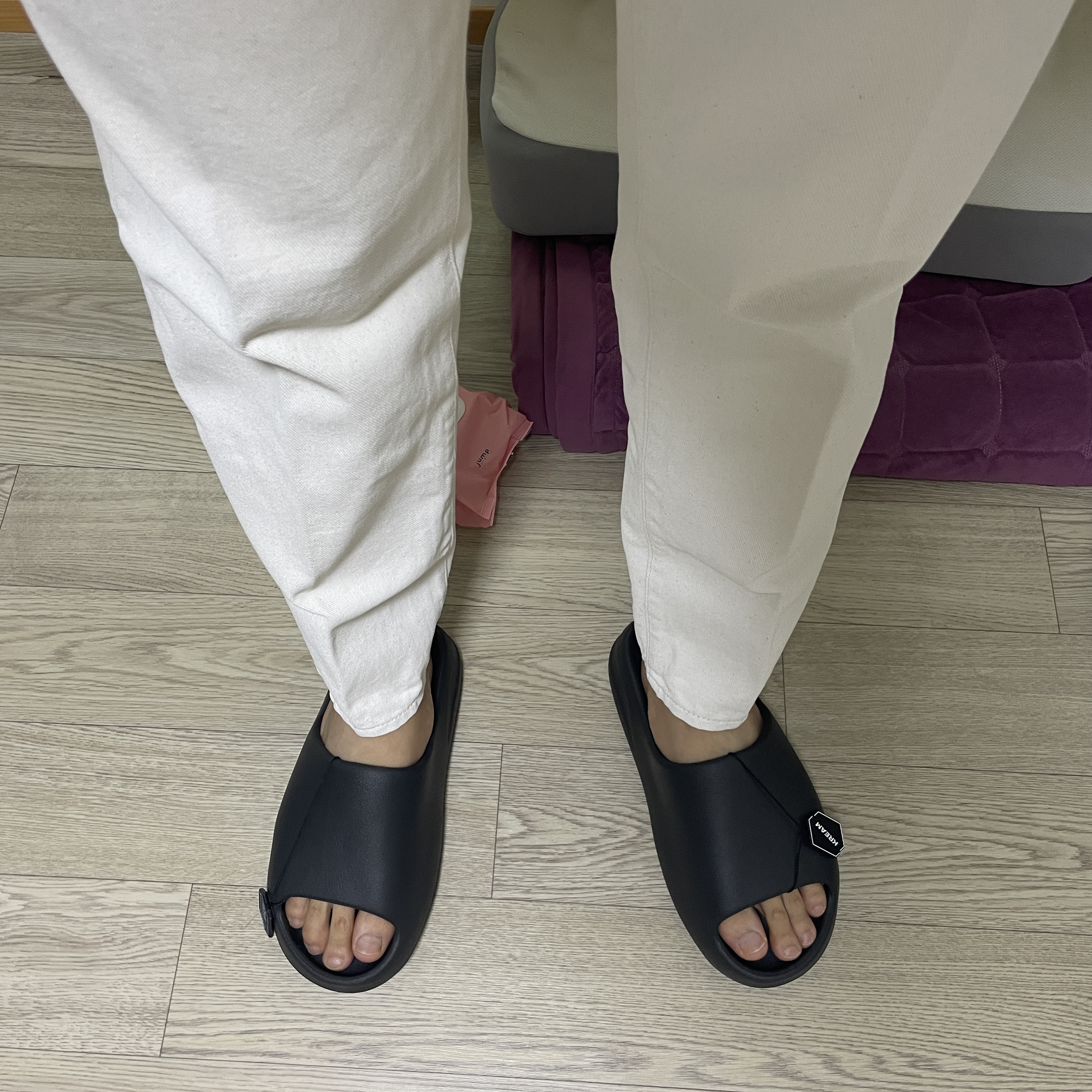 Adidas Yeezy Slide Onyx 착용 스타일